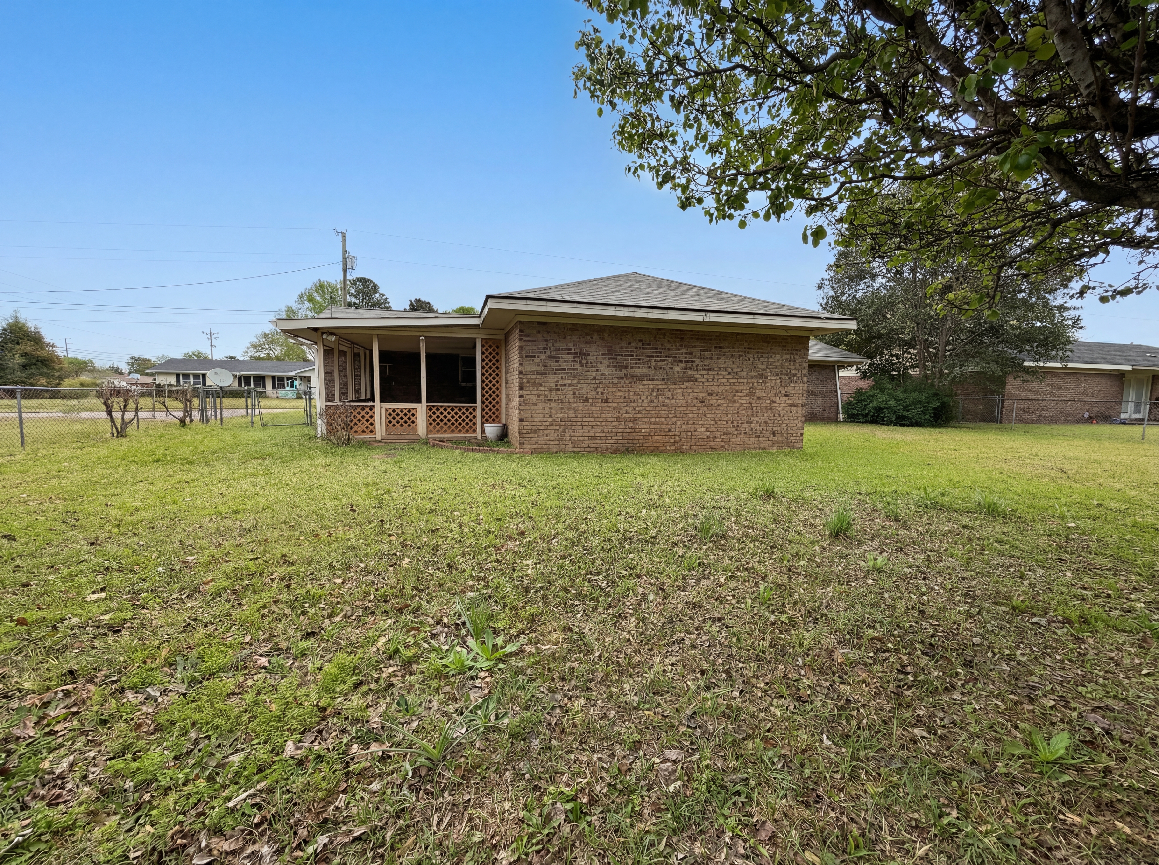 Photo 5 of 28 of 214 Cornell Dr, Warner Robins, GA
