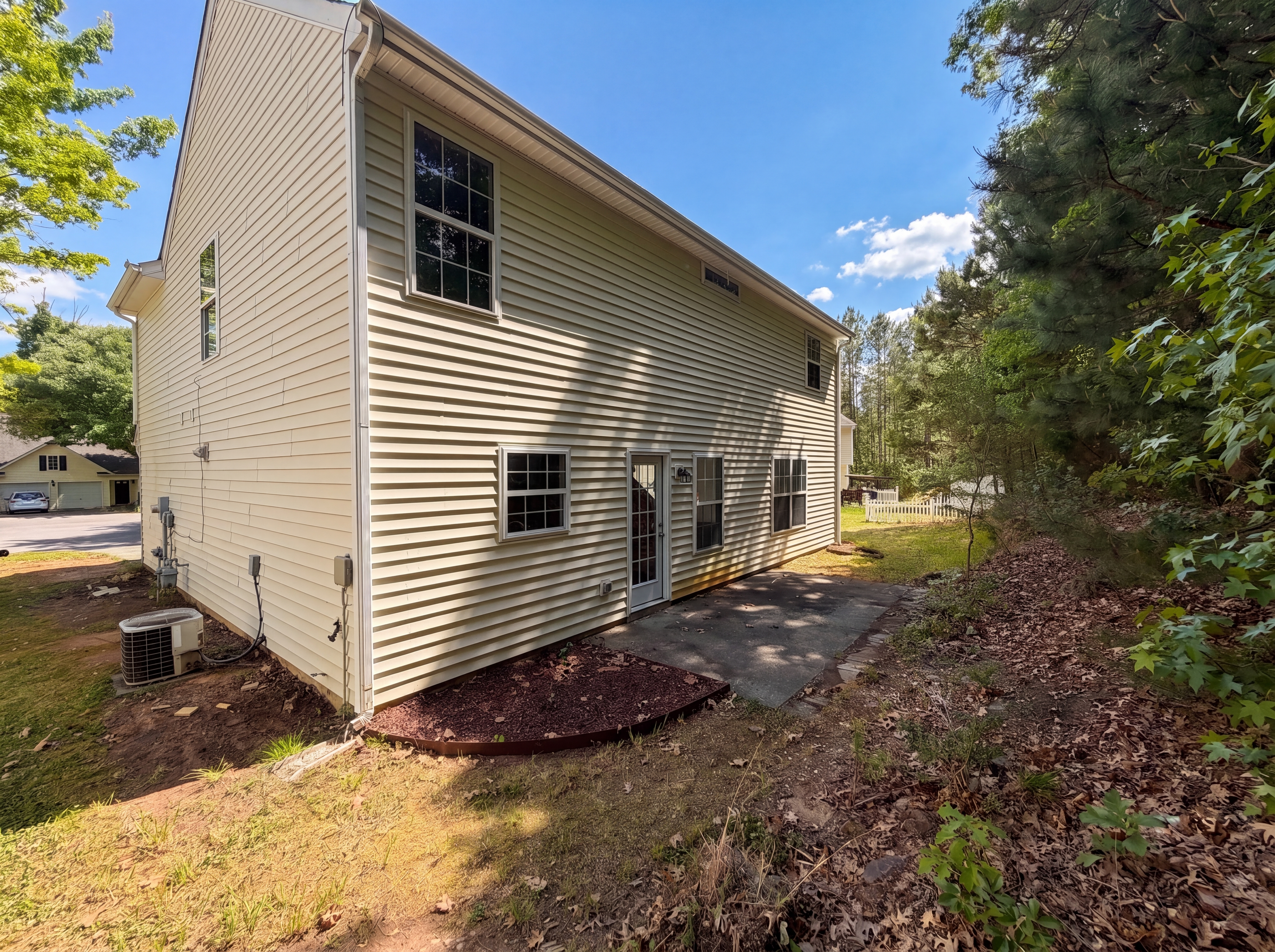 Photo 5 of 18 of 708 Woodgreen Dr, Durham, NC