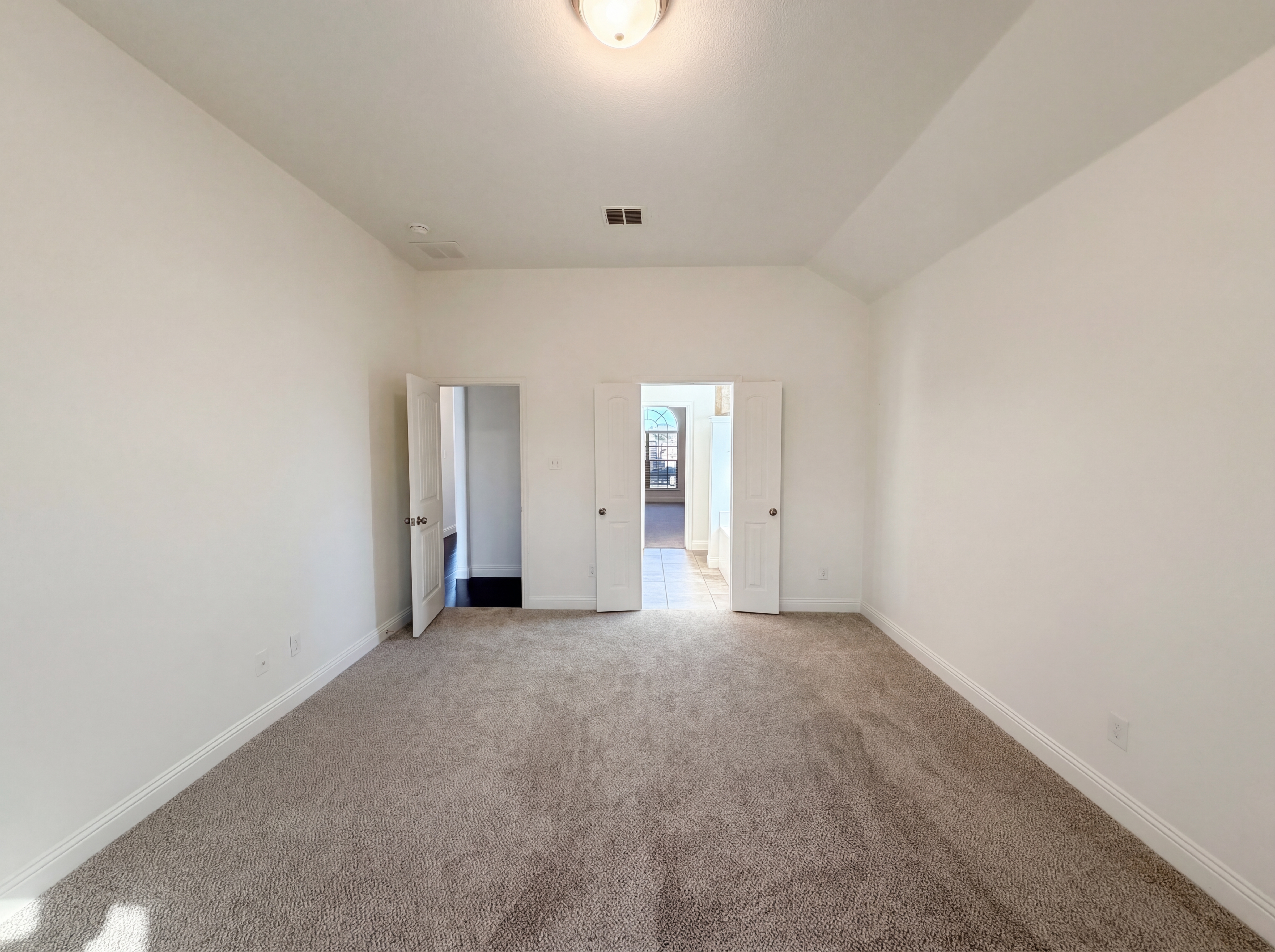 Photo 4 of 18 of 3717 Dutch Iris Ln, Forest Hill, TX