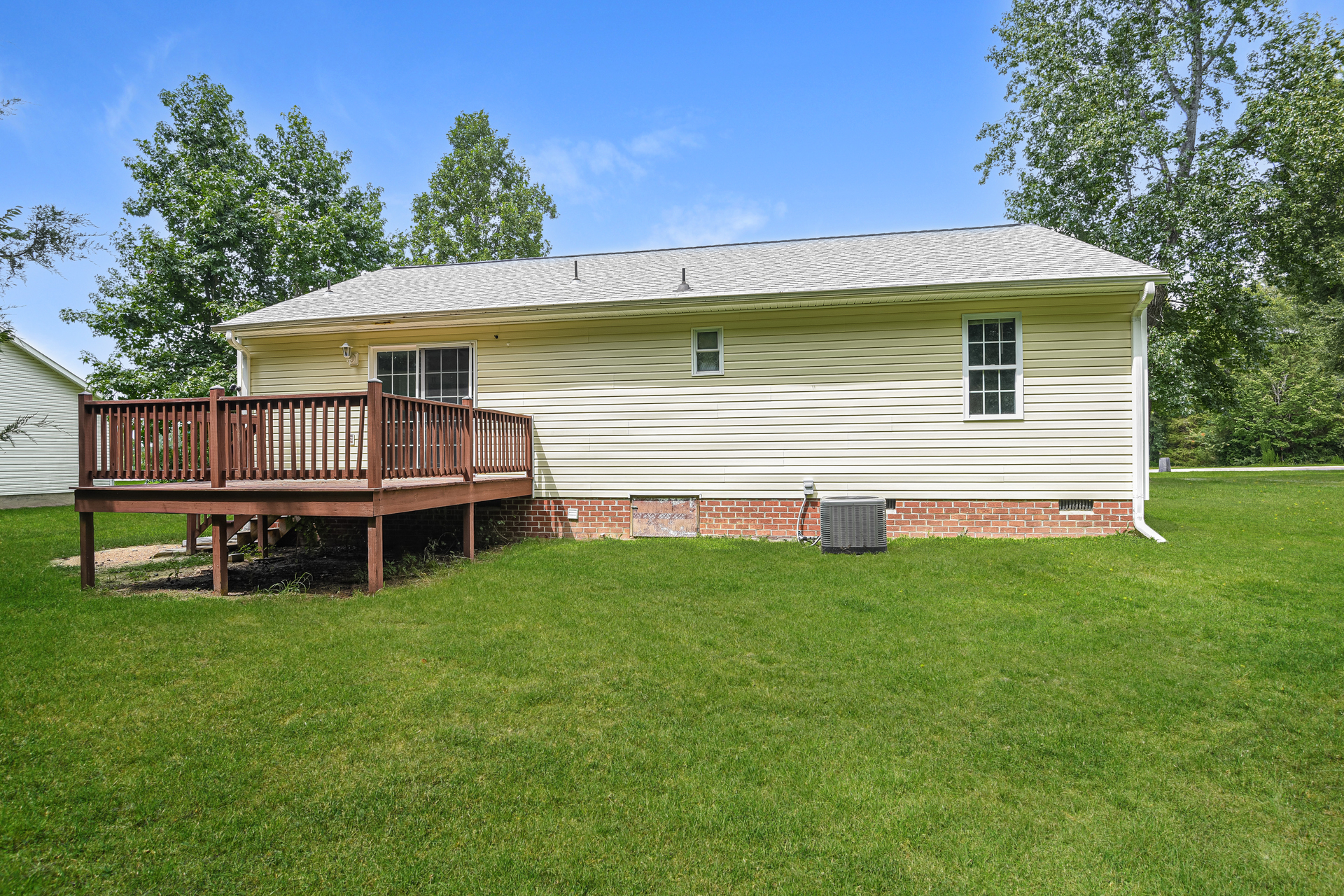 Photo 5 of 21 of 825 Nottoway Ave, Blackstone, VA