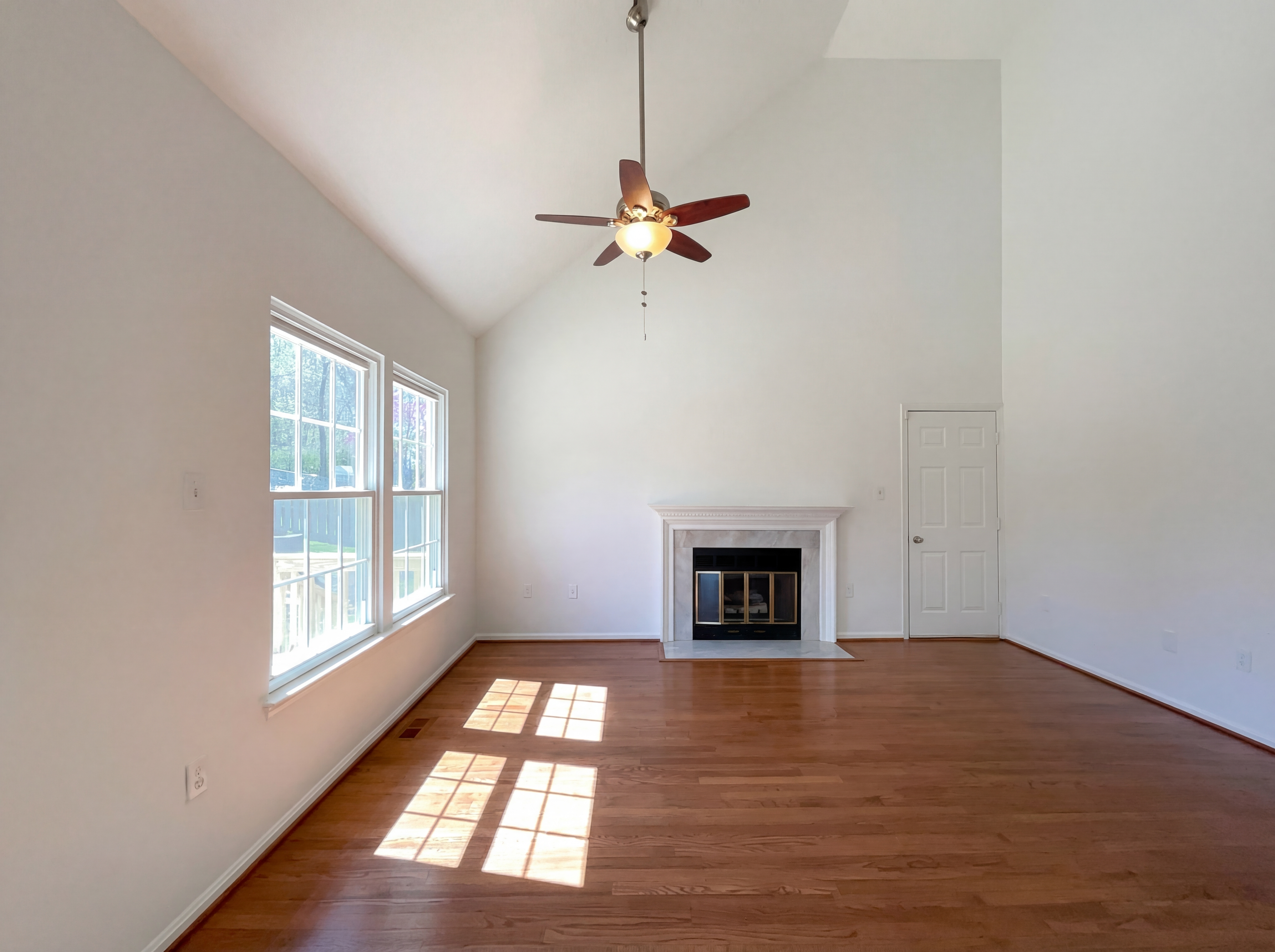 Photo 12 of 48 of 13907 Castle Ct, Chantilly, VA