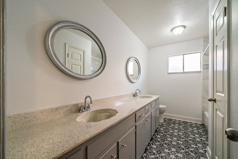 Photo 12 of 27 - 5113 Meadow Crest St, La Porte, TX 77571