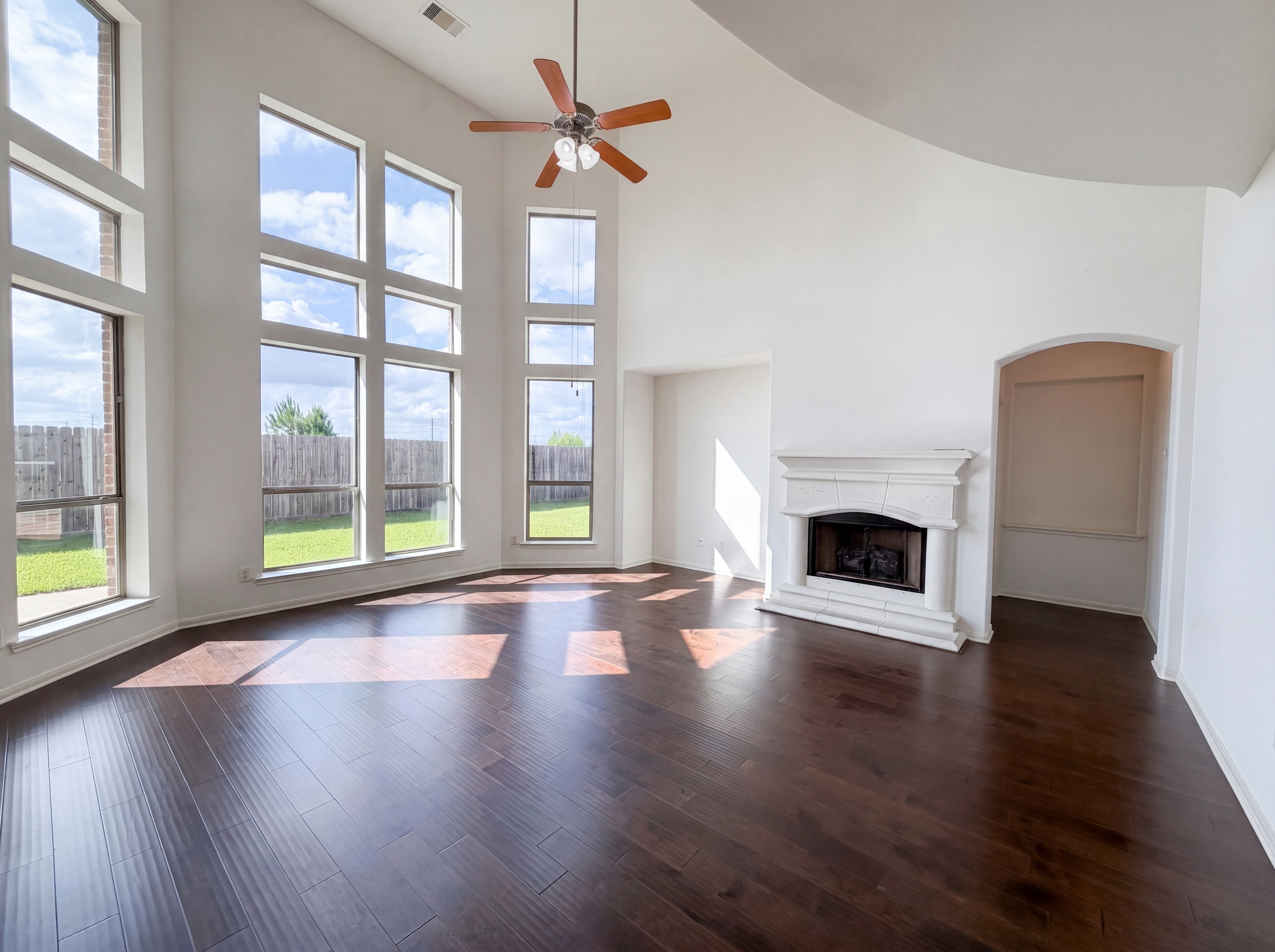 Photo 3 of 29 of 8611 Bright Angel Ln, Cypress, TX