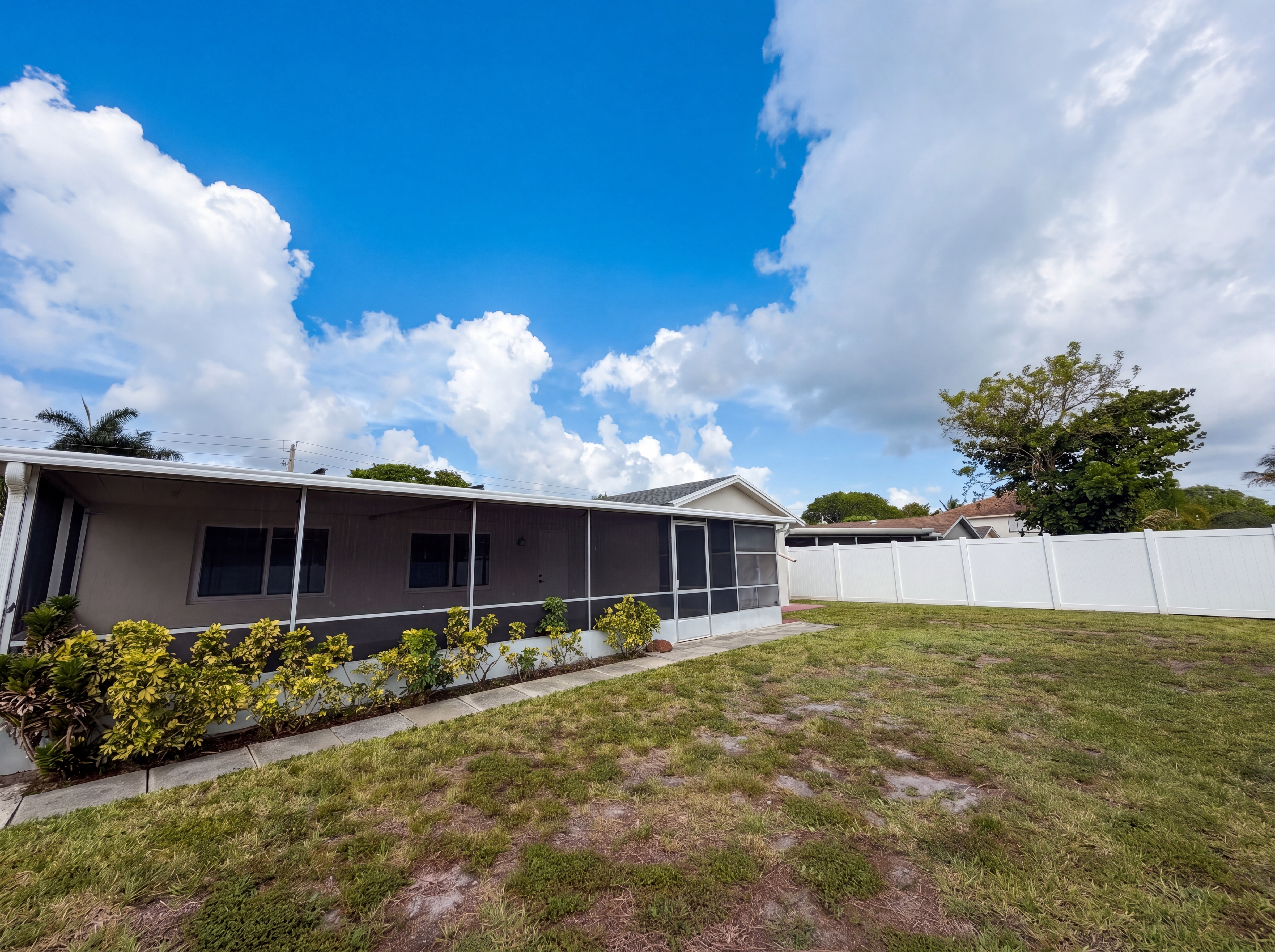 Photo 5 of 21 of 9605 NW 81st St, Tamarac, FL