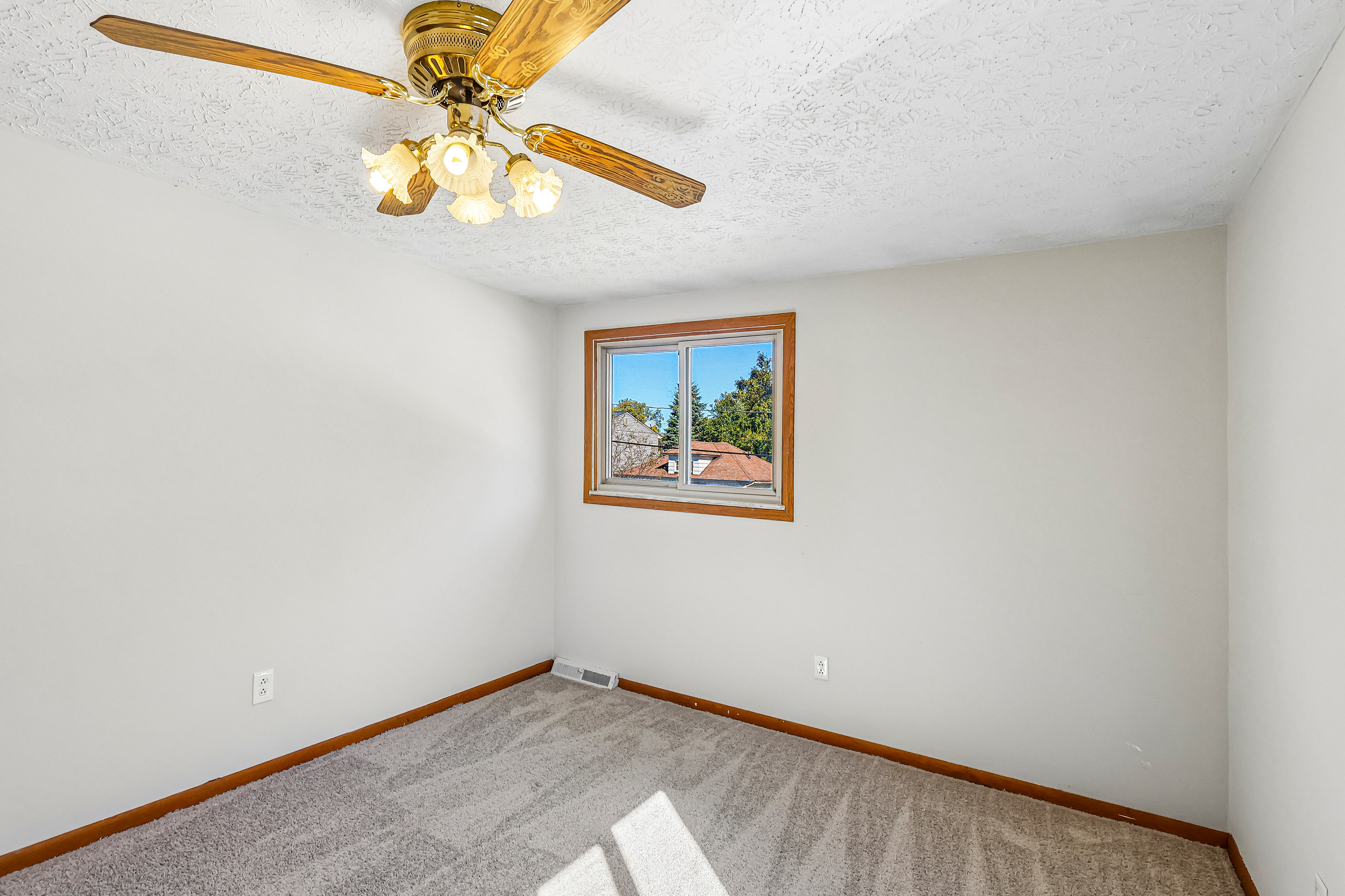 Photo 11 of 31 of 234 Paxton Rd, Eastlake, OH