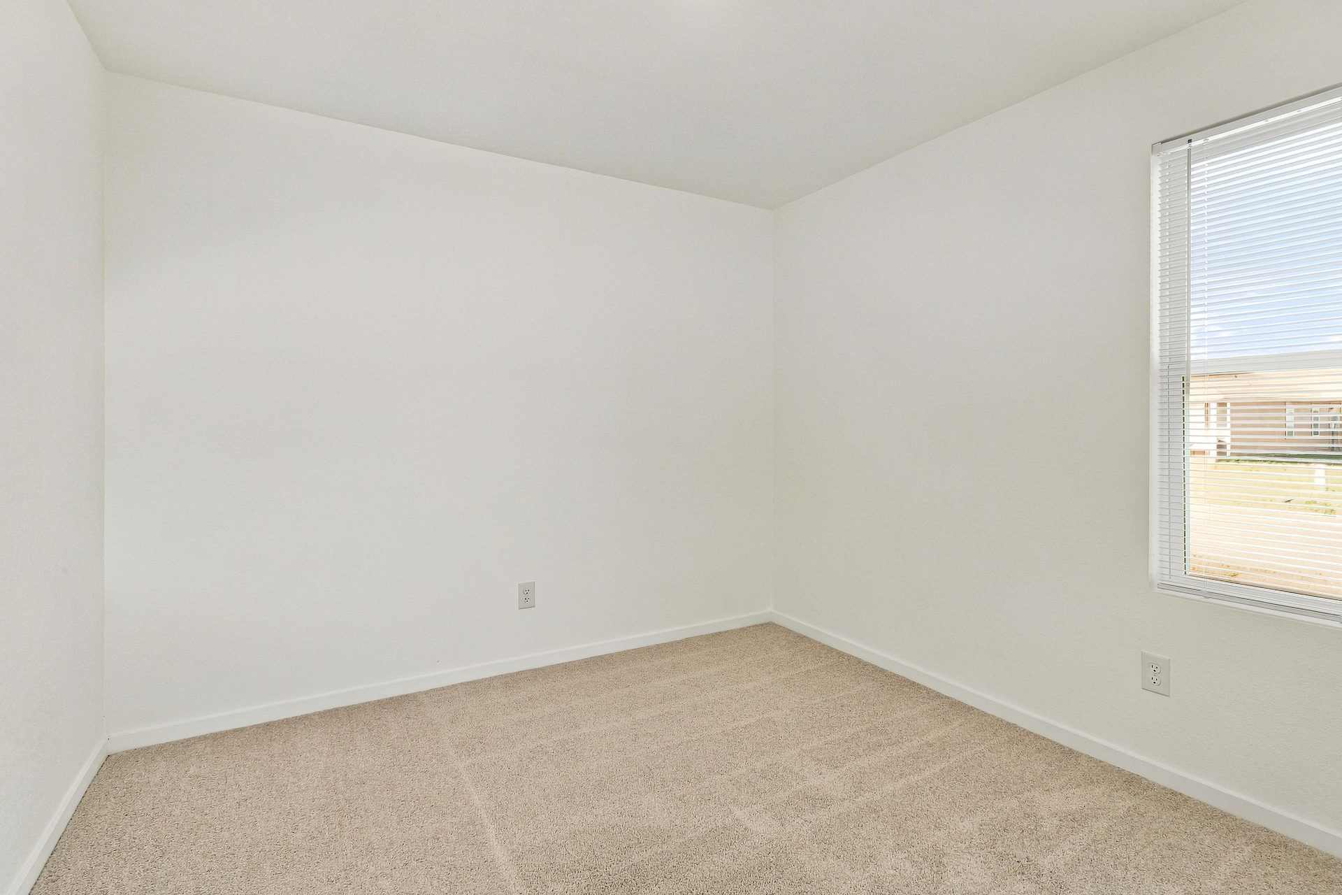 Photo 19 of 25 of 113 Meadowbrook Dr, Odem, TX