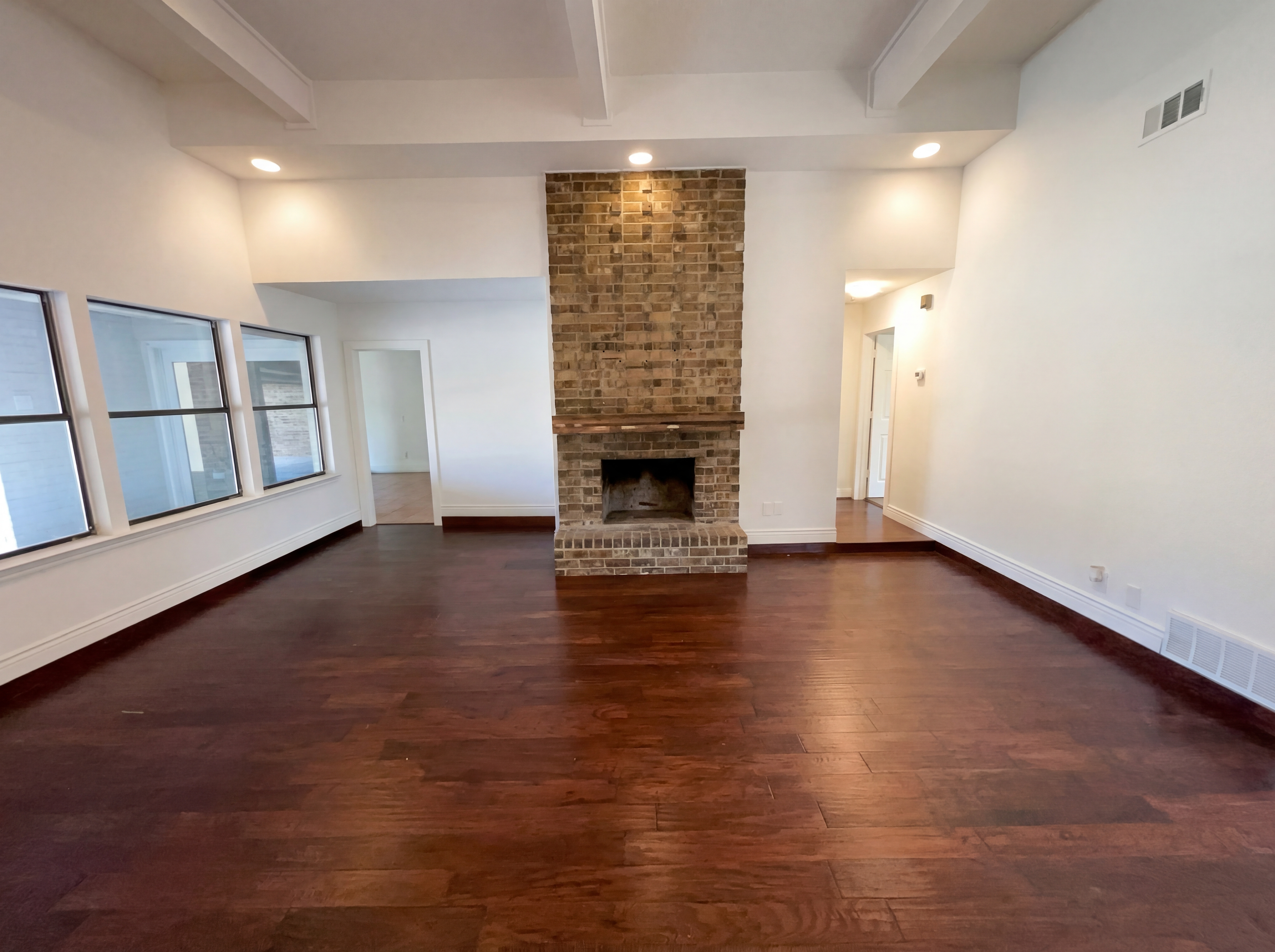Photo 3 of 19 of 401 Kenshire Dr, Benbrook, TX