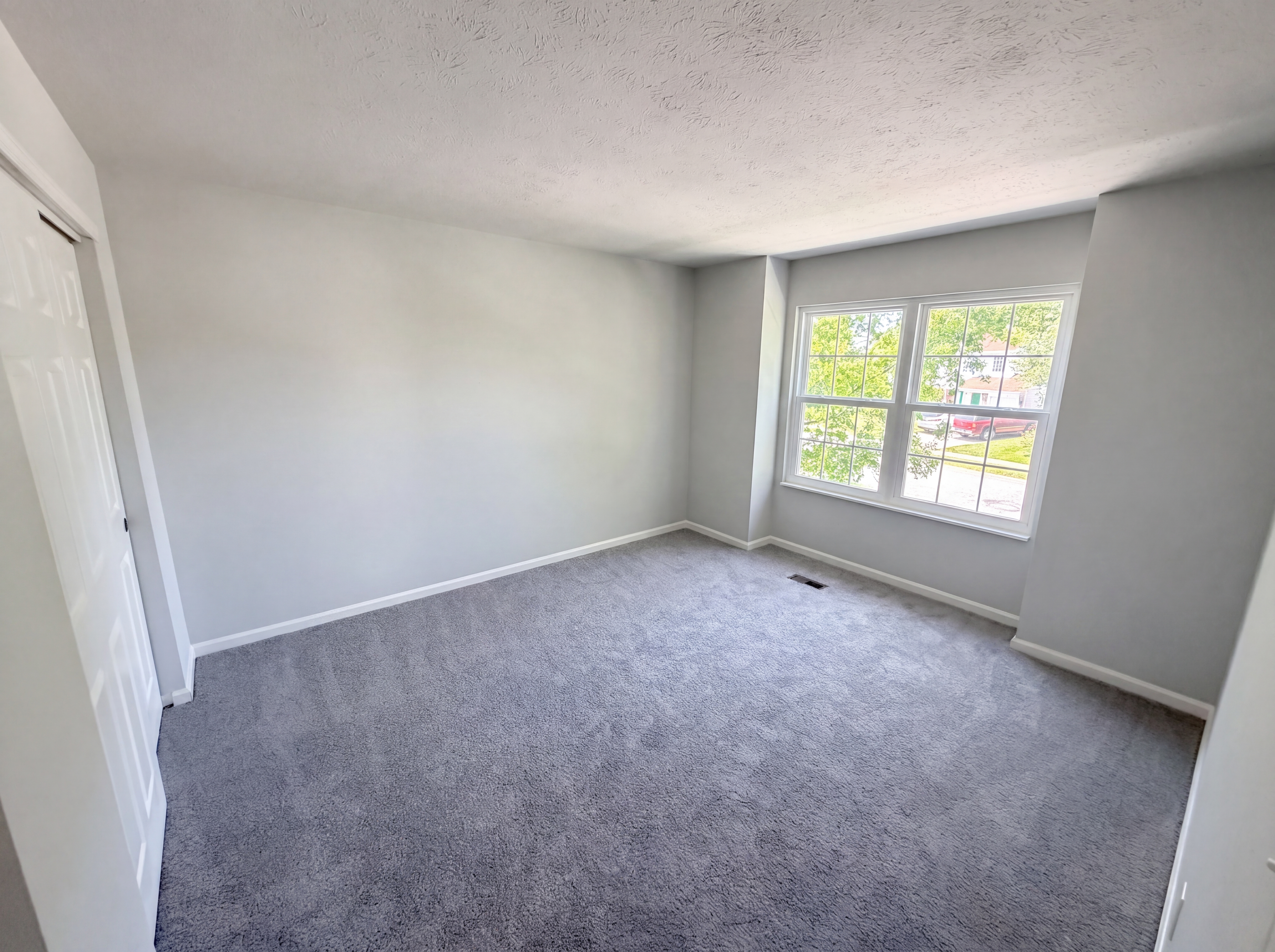 Photo 4 of 26 of 2219 Rolling Oak Dr, Indianapolis, IN