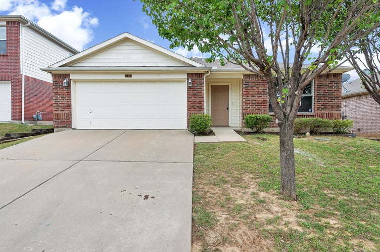 Photo 1 of 23 - 1816 Little Deer Ln, Fort Worth, TX 76131