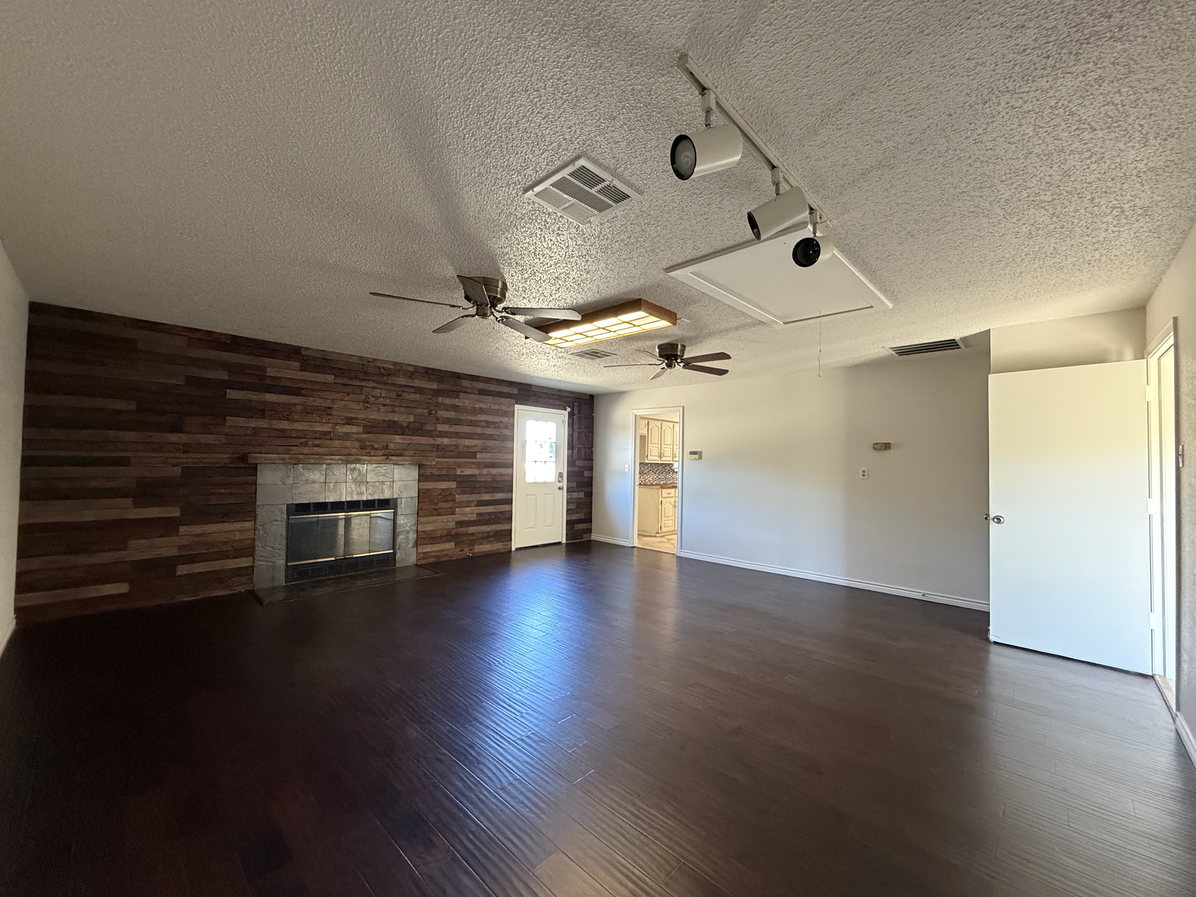 Photo 6 of 21 of 133 Jason Dr, Red Oak, TX