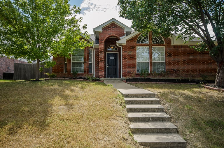 Photo 1 of 28 - 2046 Diamond Ridge Dr, Carrollton, TX 75010
