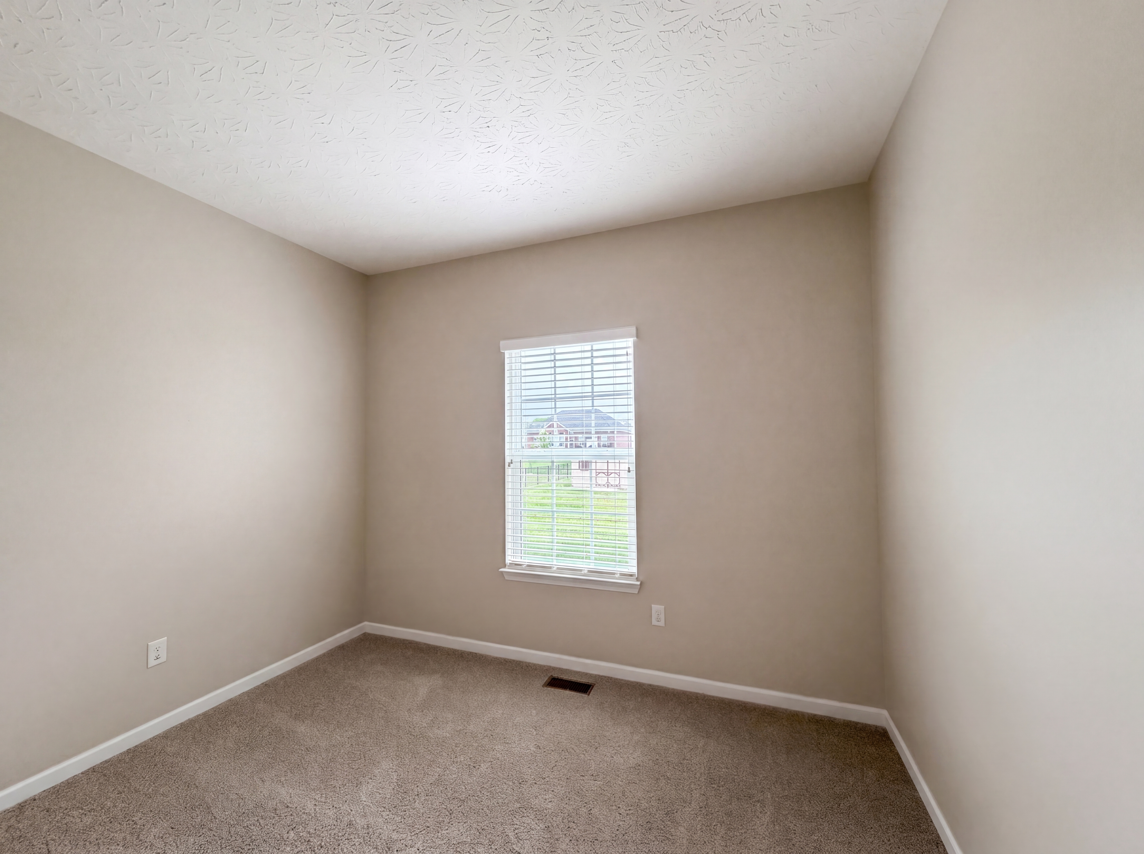 Photo 19 of 37 of 7533 Cherokee Ln, Liberty Township, OH