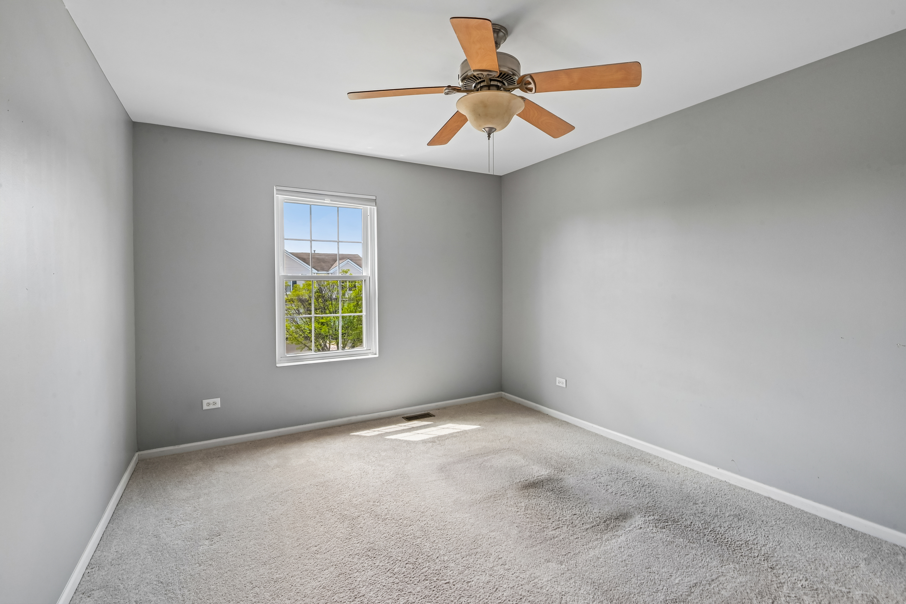Photo 9 of 33 of 1212 Courtland Cir, Plainfield, IL