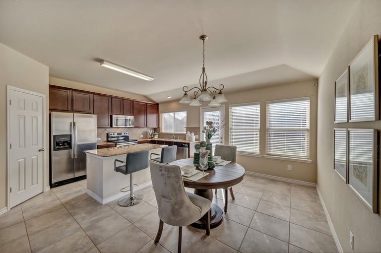 Photo 5 of 30 - 2807 Oak Glen Dr, Grand Prairie, TX 75052