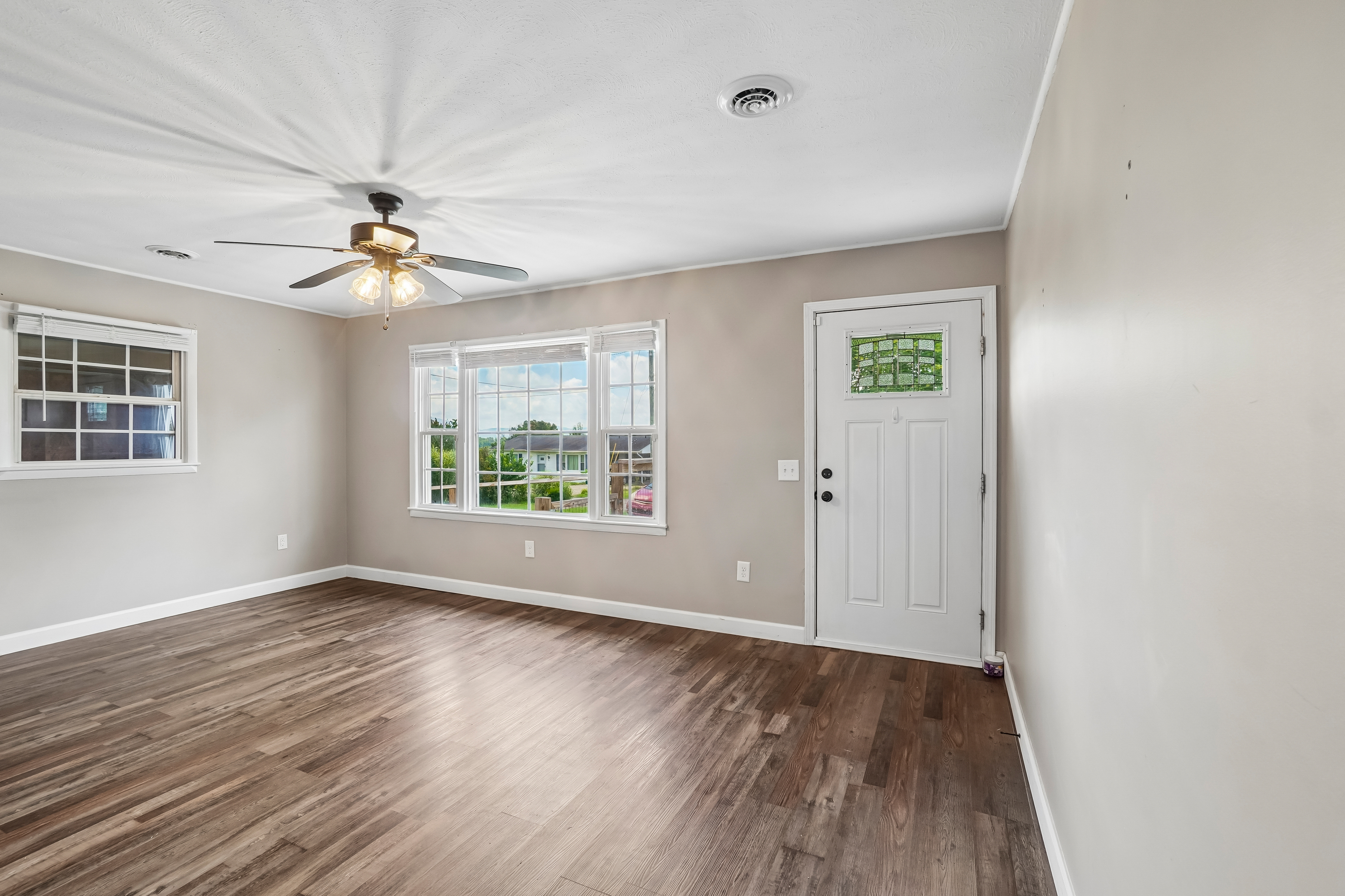 Photo 3 of 36 of 807 Hilltop Dr, Greeneville, TN