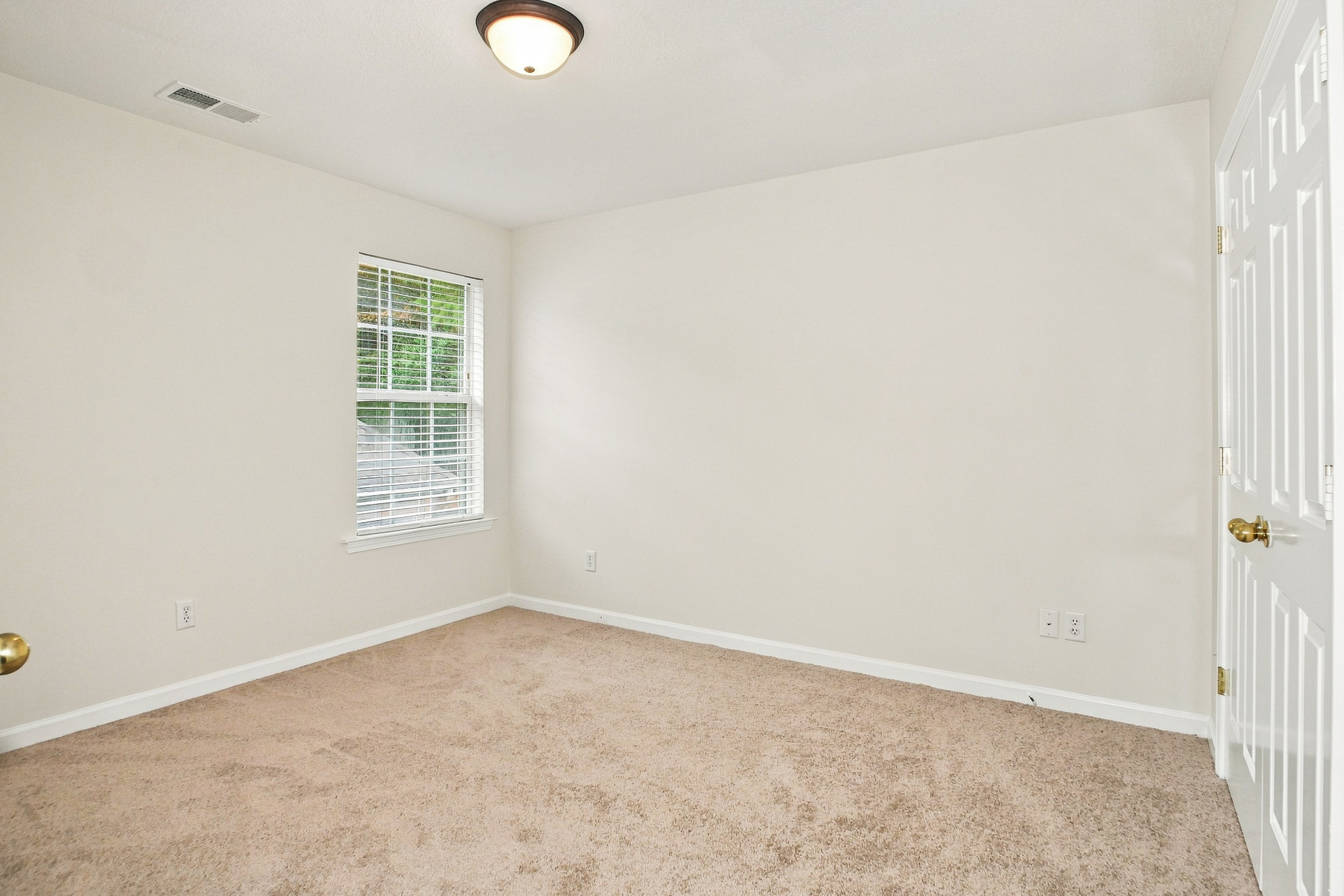 Photo 12 of 28 of 5634 Tulip Grove Dr, Memphis, TN