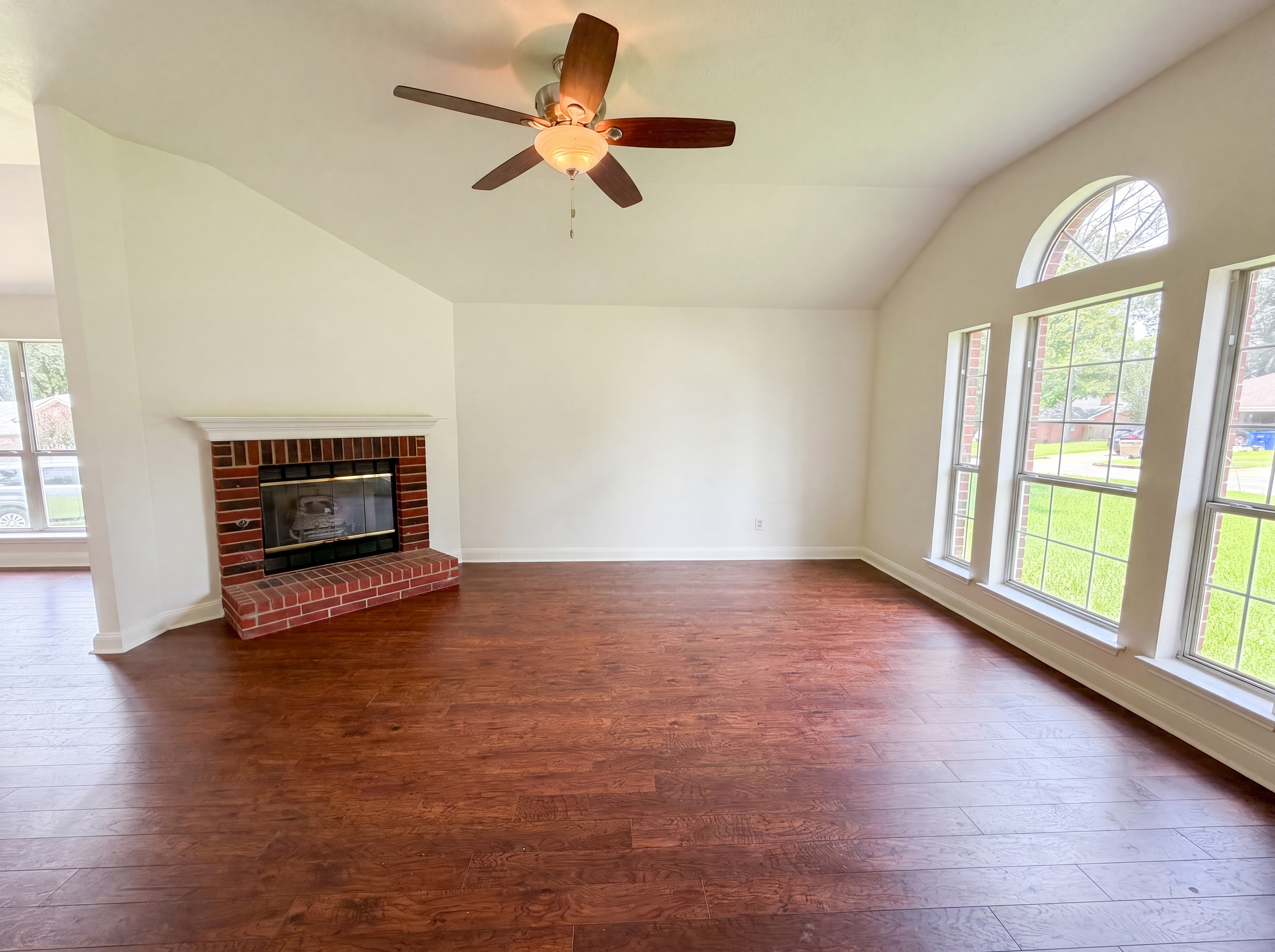 Photo 3 of 17 of 10740 Southern Trace Cir, Flint, TX