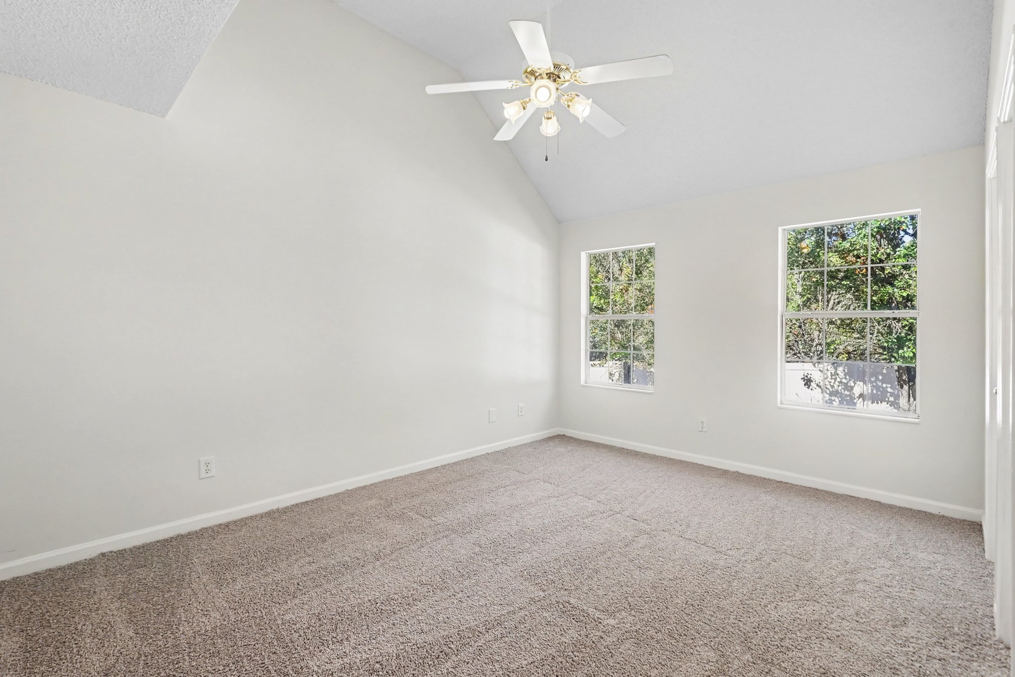 Photo 4 of 23 of 4131 Ravenwood Ct, Union City, GA