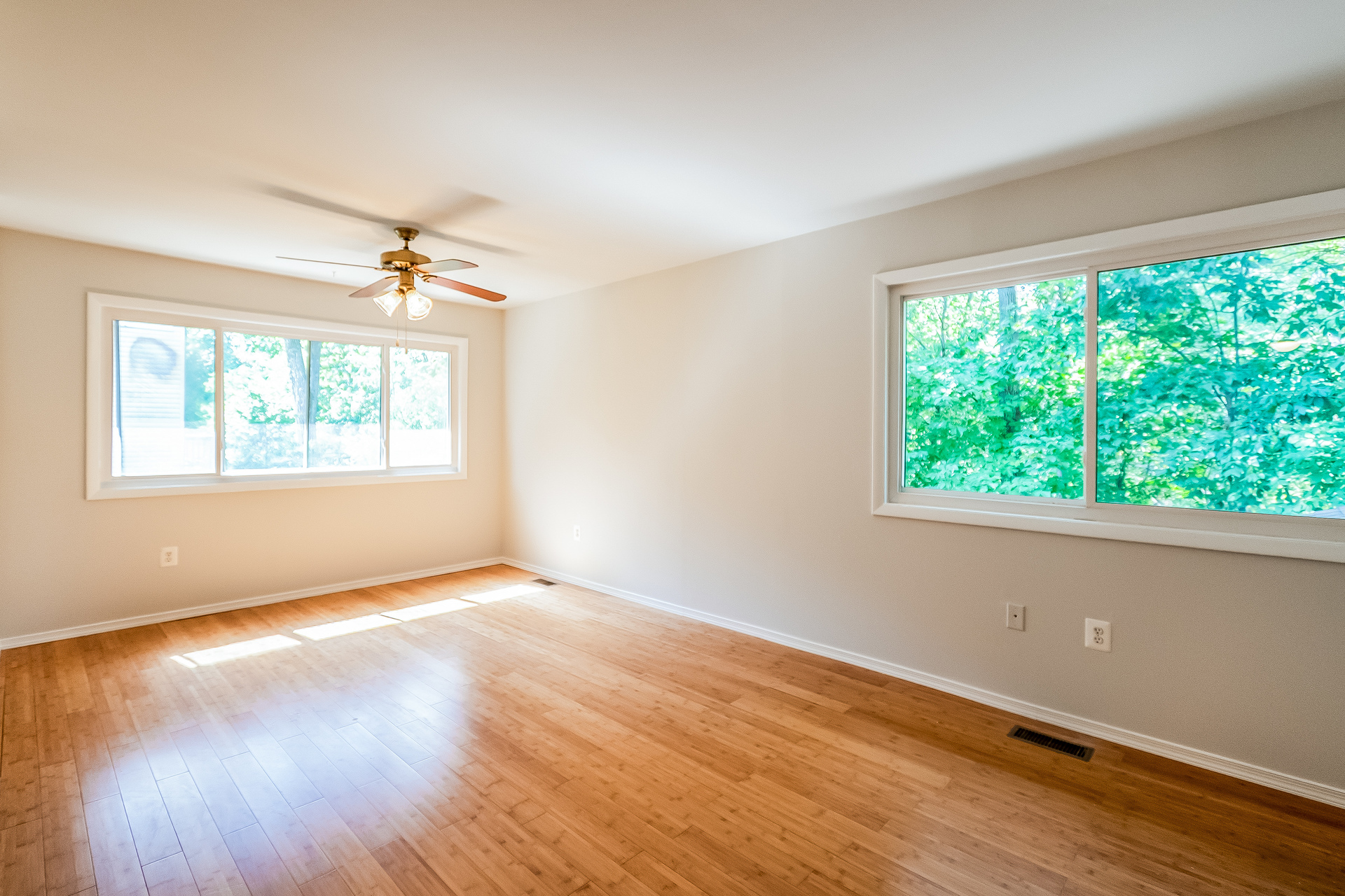 Photo 4 of 19 of 256 W Meadowland Ln, Sterling, VA