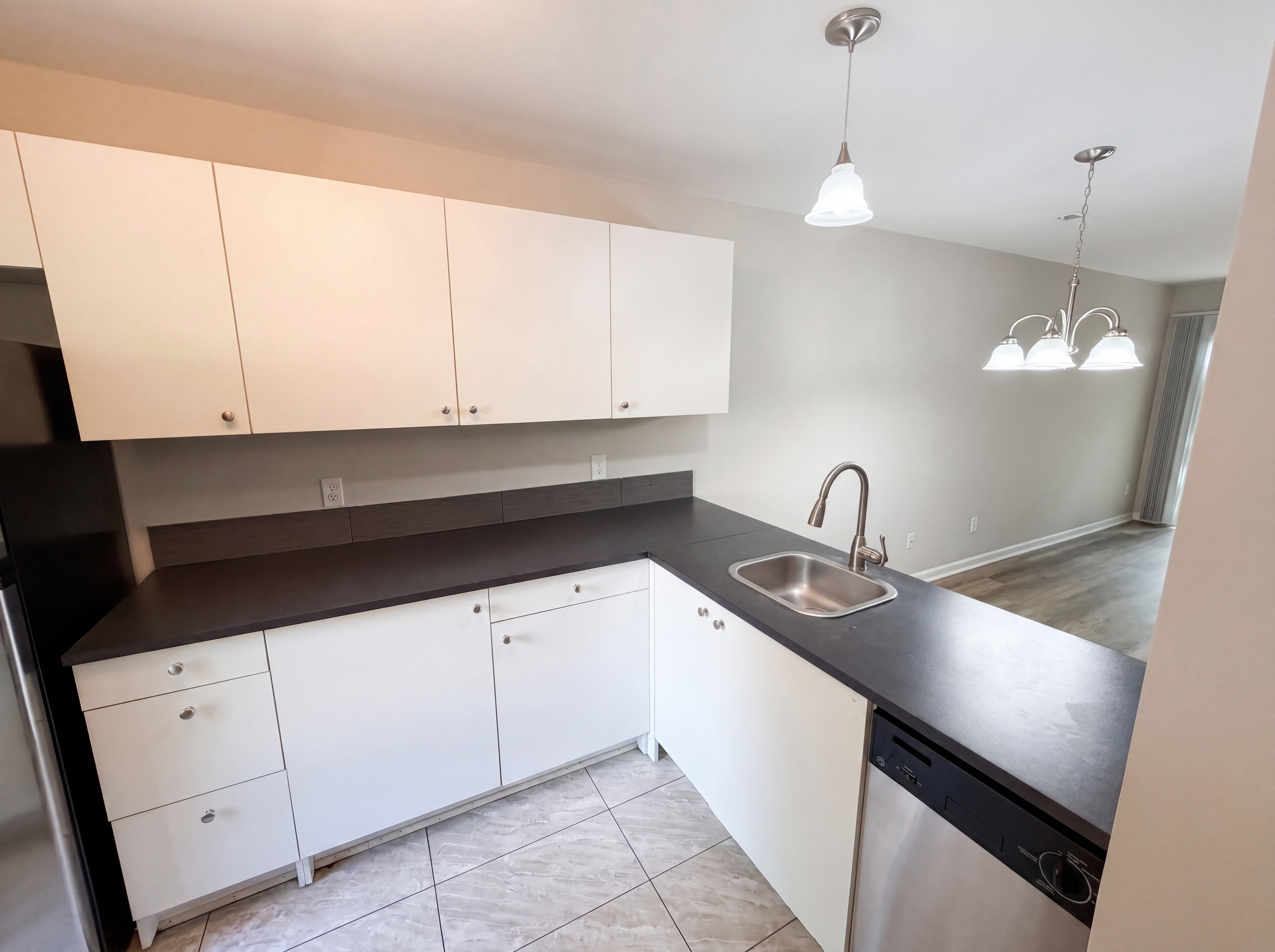Photo 2 of 19 of 4037 Briarhill Dr, Charlotte, NC