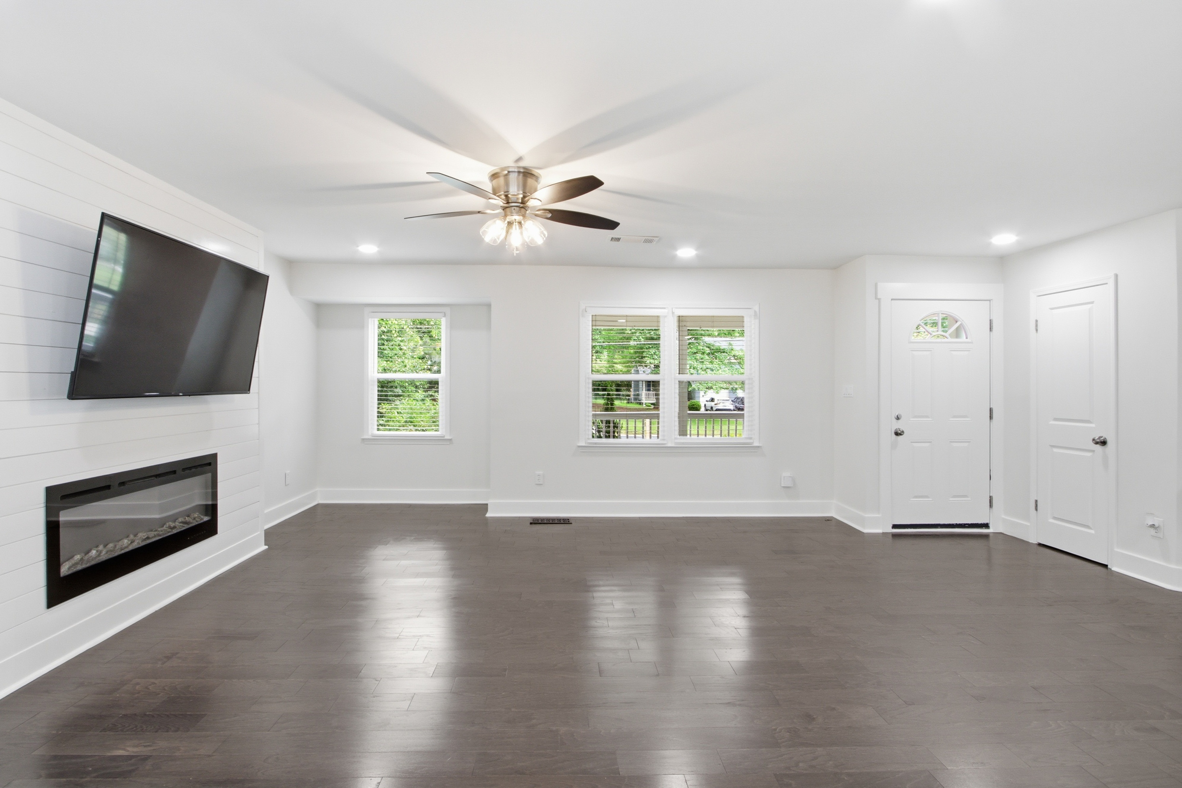 Photo 11 of 33 of 1239 Ashbrook Dr, Lawrenceville, GA