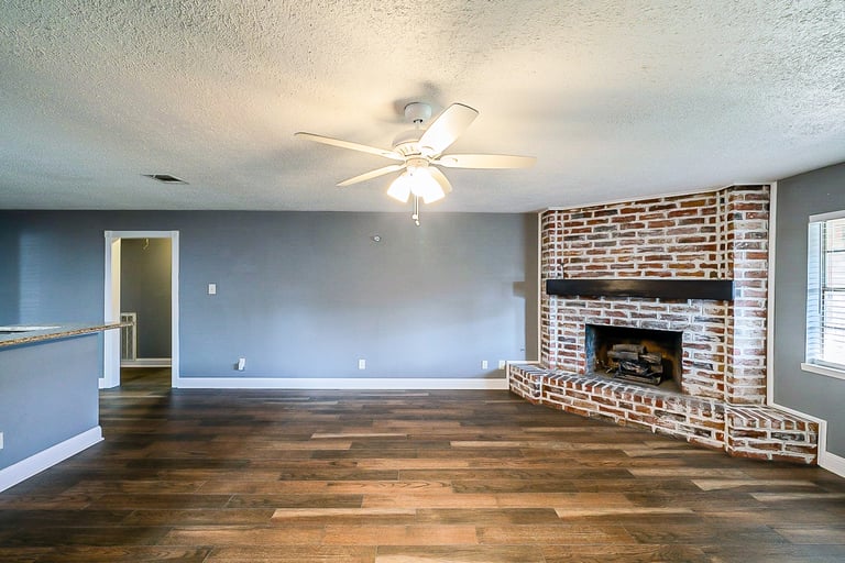 Photo 3 of 27 - 5113 Meadow Crest St, La Porte, TX 77571