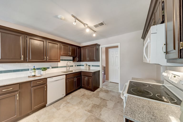 Photo 9 of 35 - 6711 Keeler Dr, Arlington, TX 76001