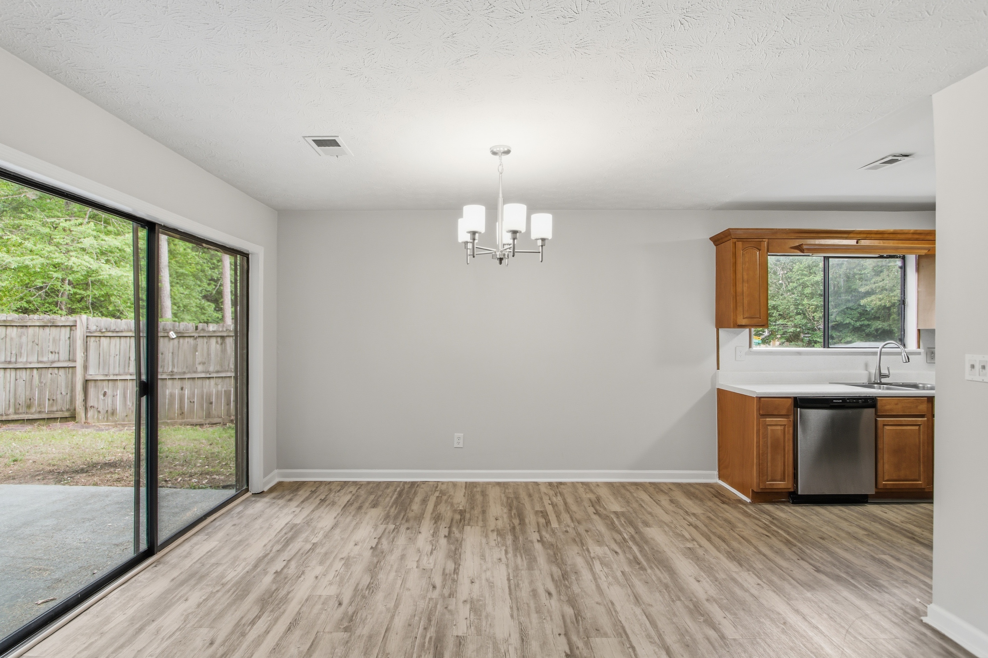 Photo 15 of 31 of 8132 Creekstone Ct, Riverdale, GA
