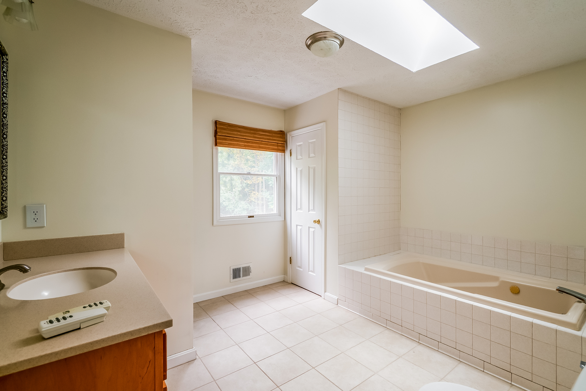 Photo 11 of 31 of 15074 Barkwood Dr, Woodbridge, VA