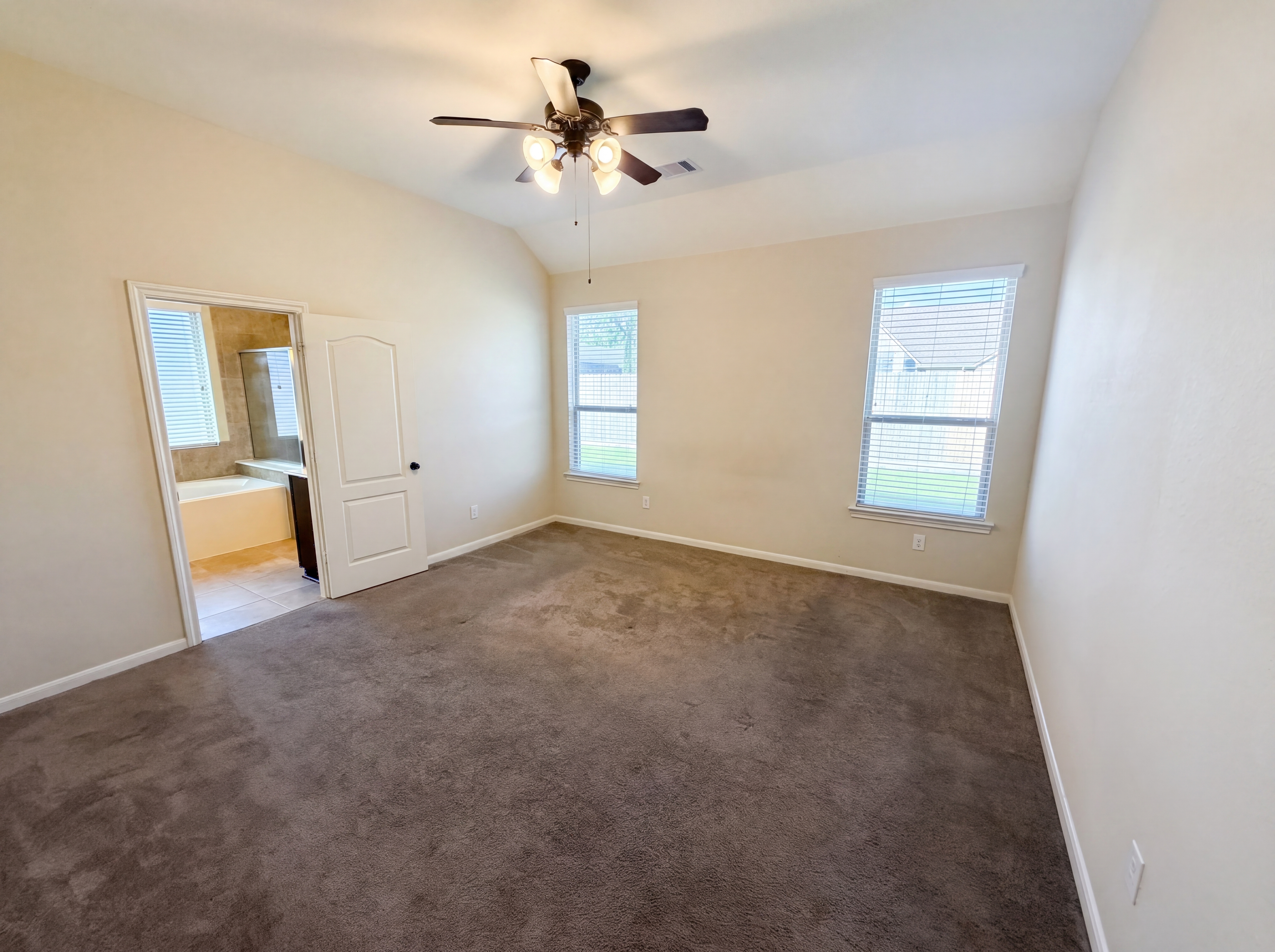 Photo 4 of 26 of 6523 Hunters Creek Ln, Baytown, TX