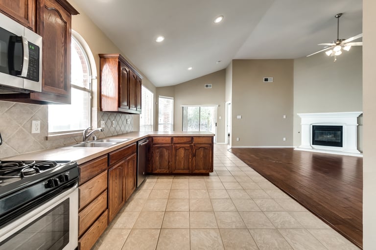 Photo 7 of 28 - 7254 Summit Parc Dr, Dallas, TX 75249