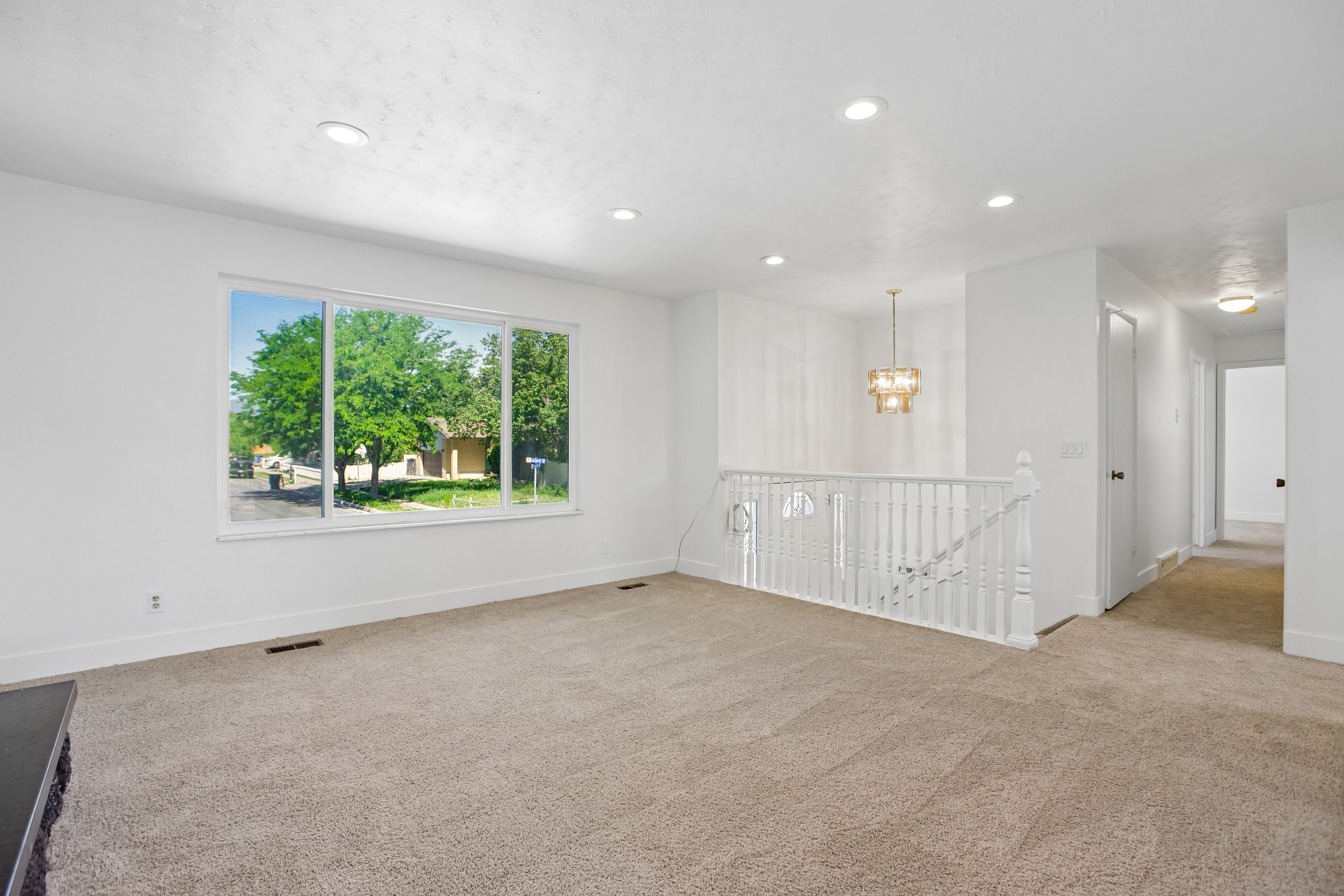 Photo 9 of 30 of 6383 S Lauritzen Dr, Taylorsville, UT