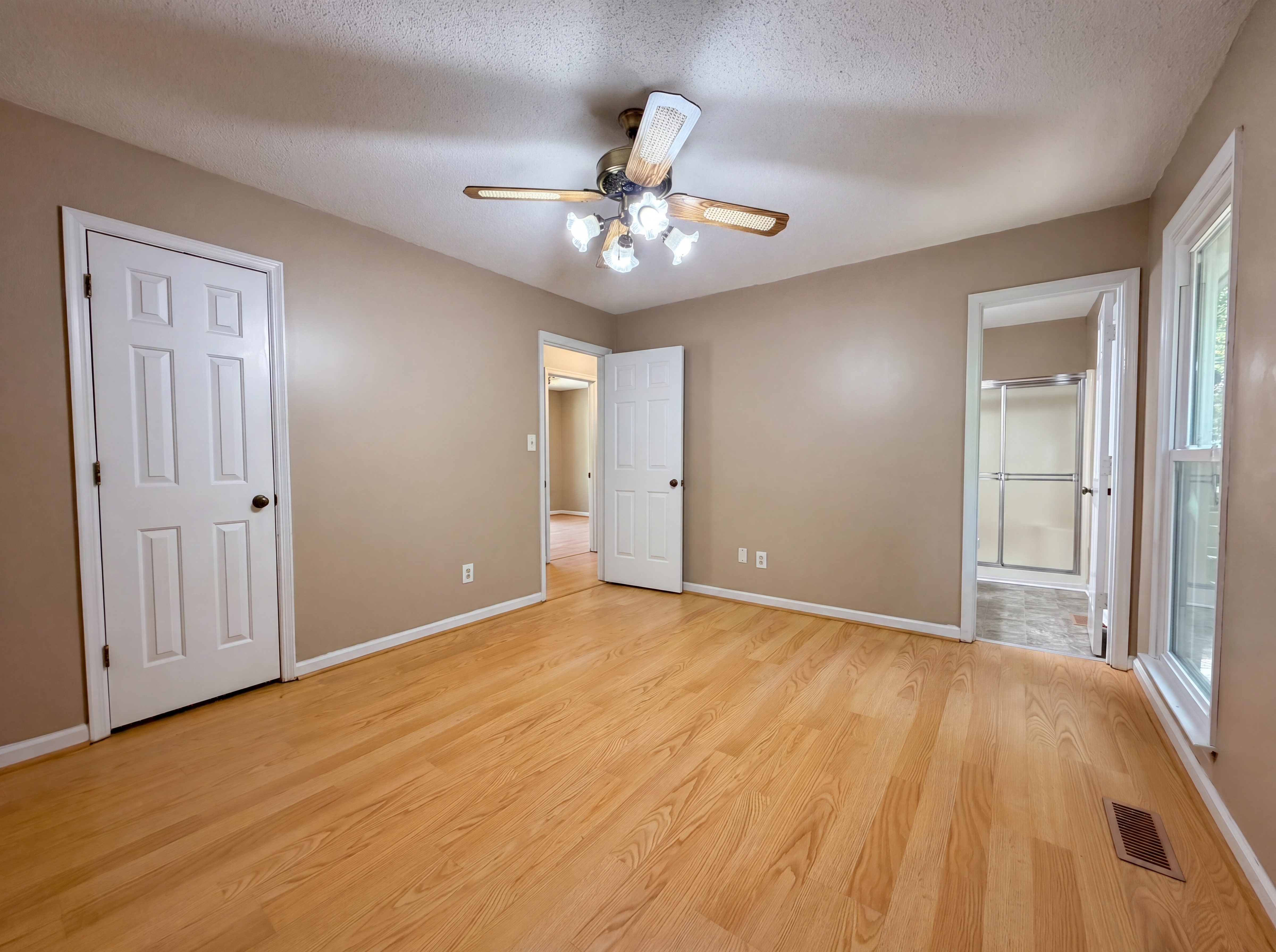 Photo 12 of 18 of 1500 Shady Oak Cir, Birmingham, AL
