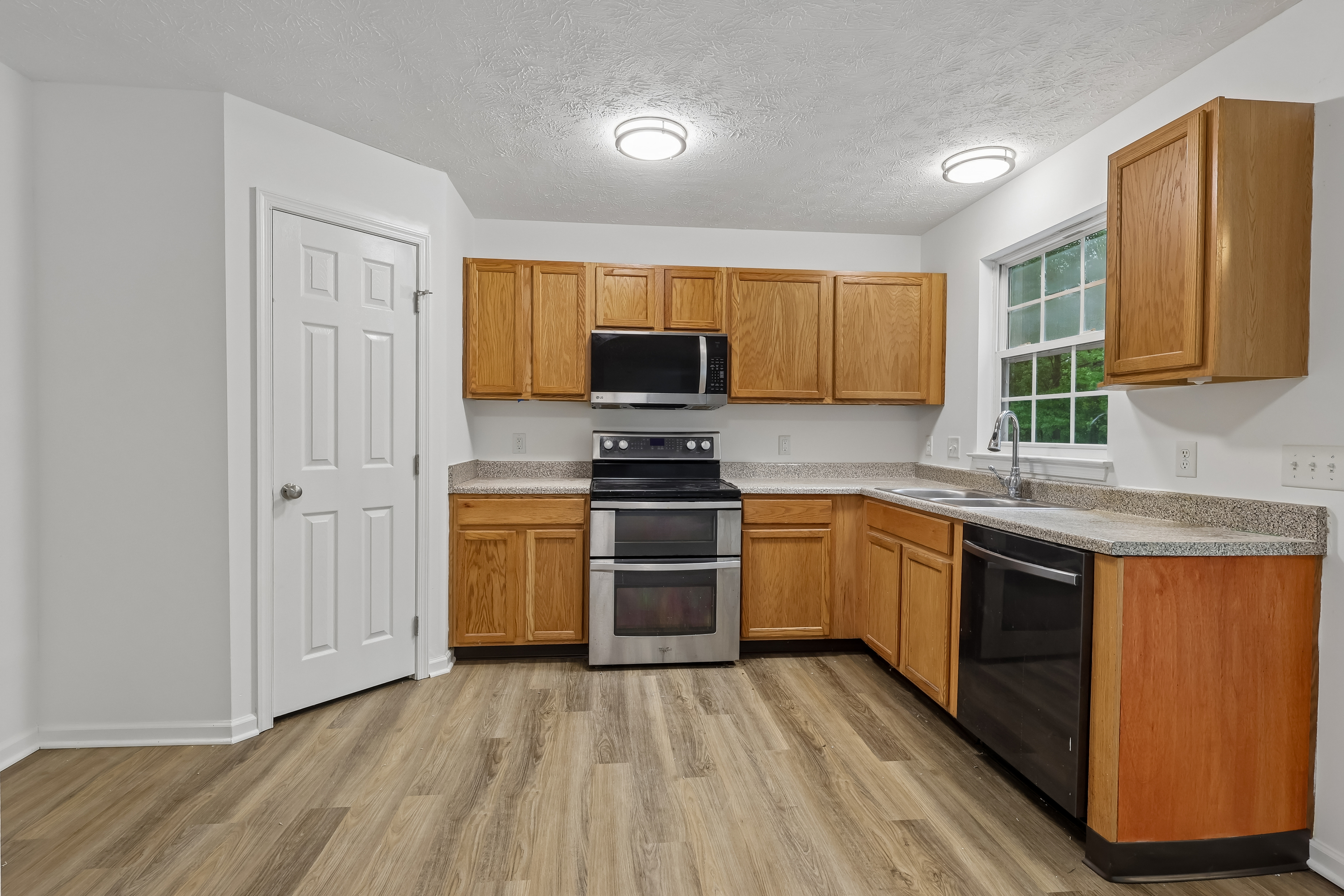 Photo 2 of 35 of 3315 Hidden Brook Dr, Ravenna, OH