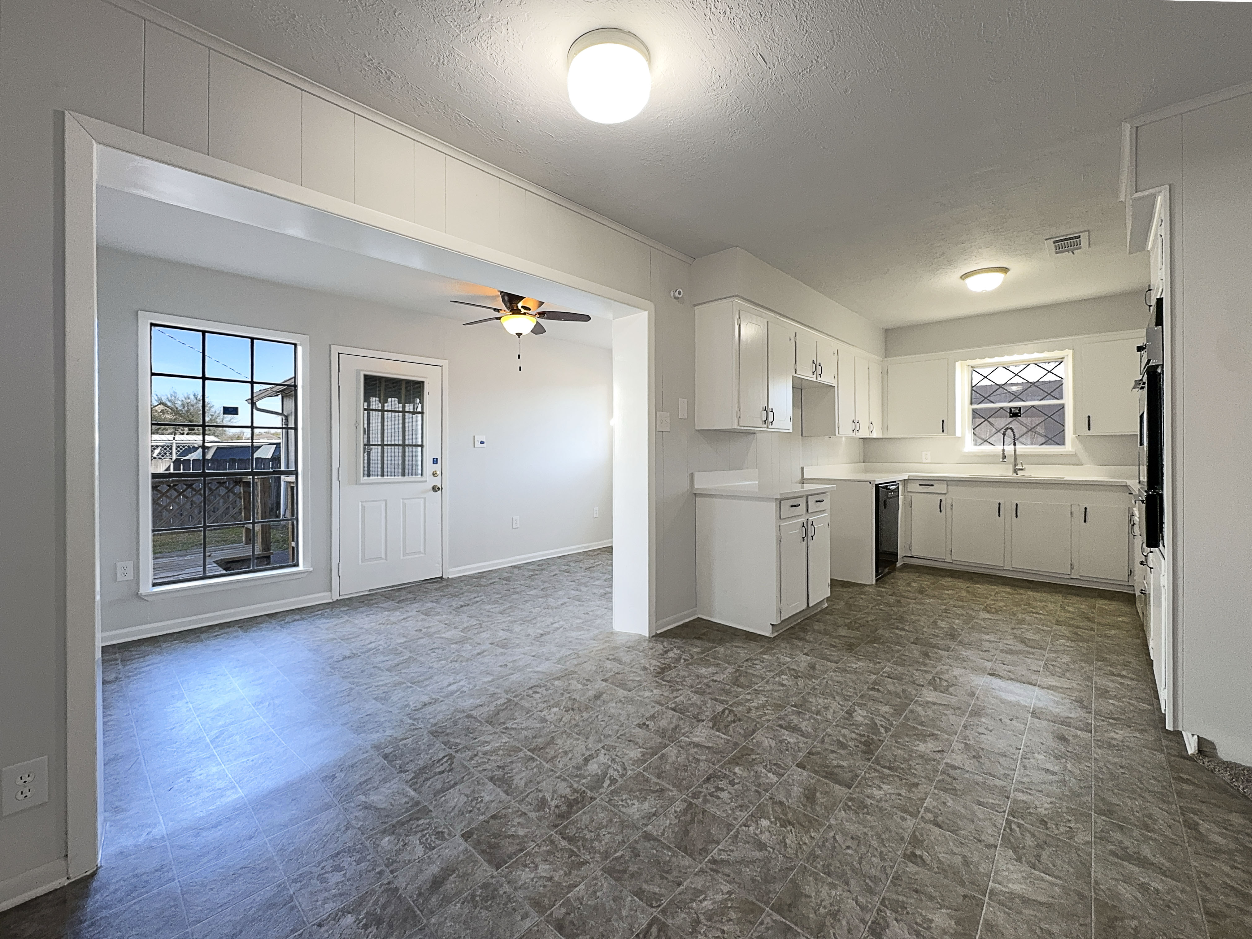 Photo 8 of 18 of 15311 Woodforest Blvd, Channelview, TX