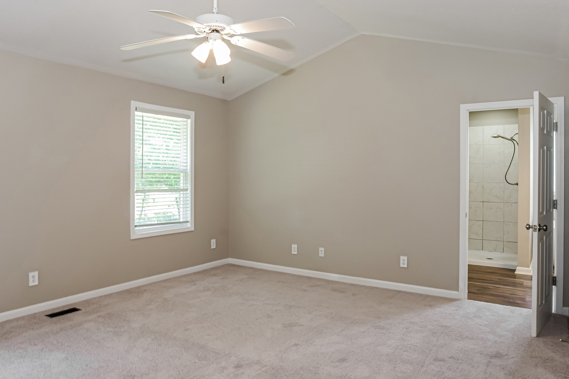 Photo 4 of 21 of 20 Leach Dr, Guntersville, AL