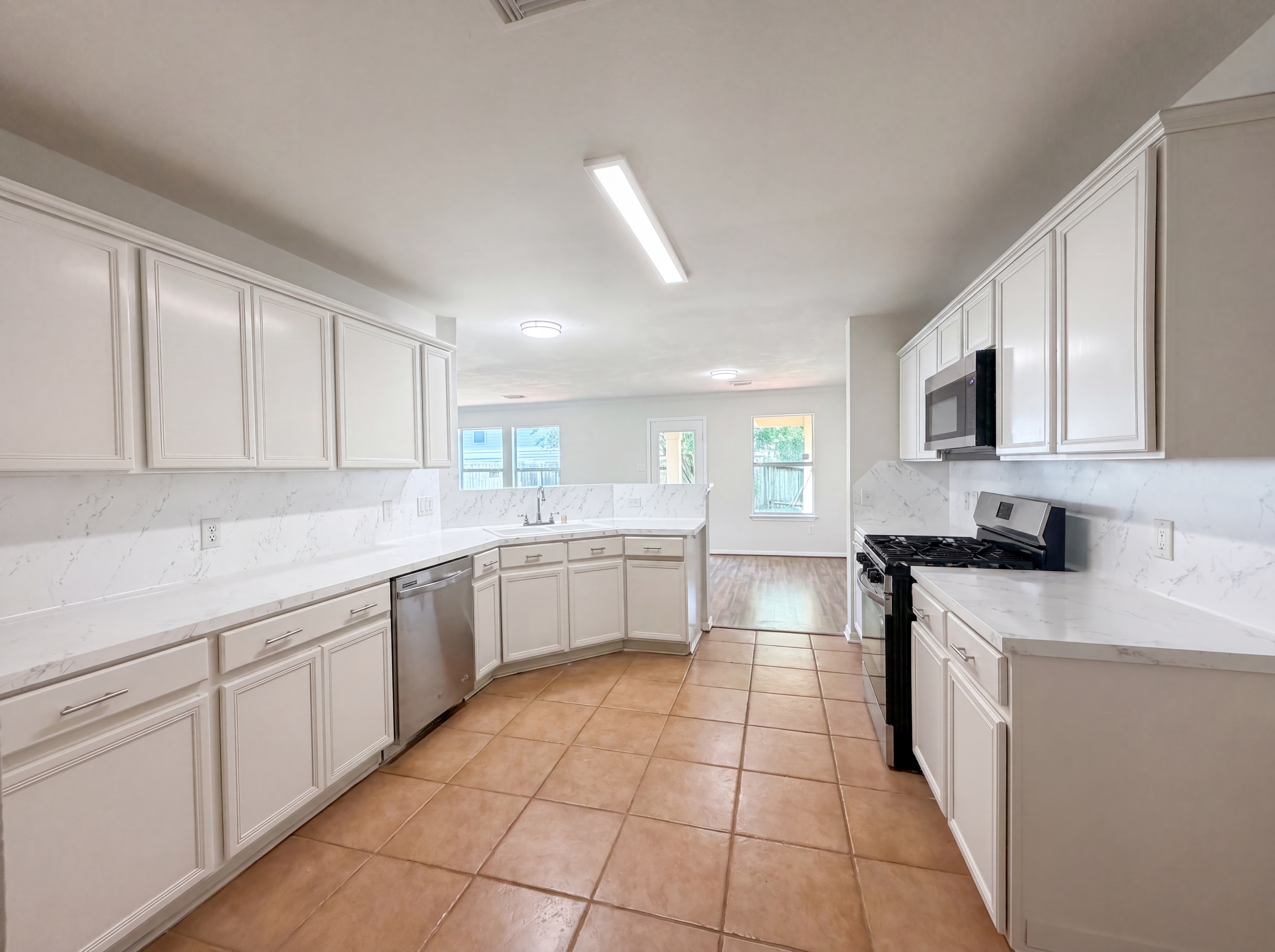 Photo 12 of 23 of 2711 Skyview Trace Ct, Houston, TX