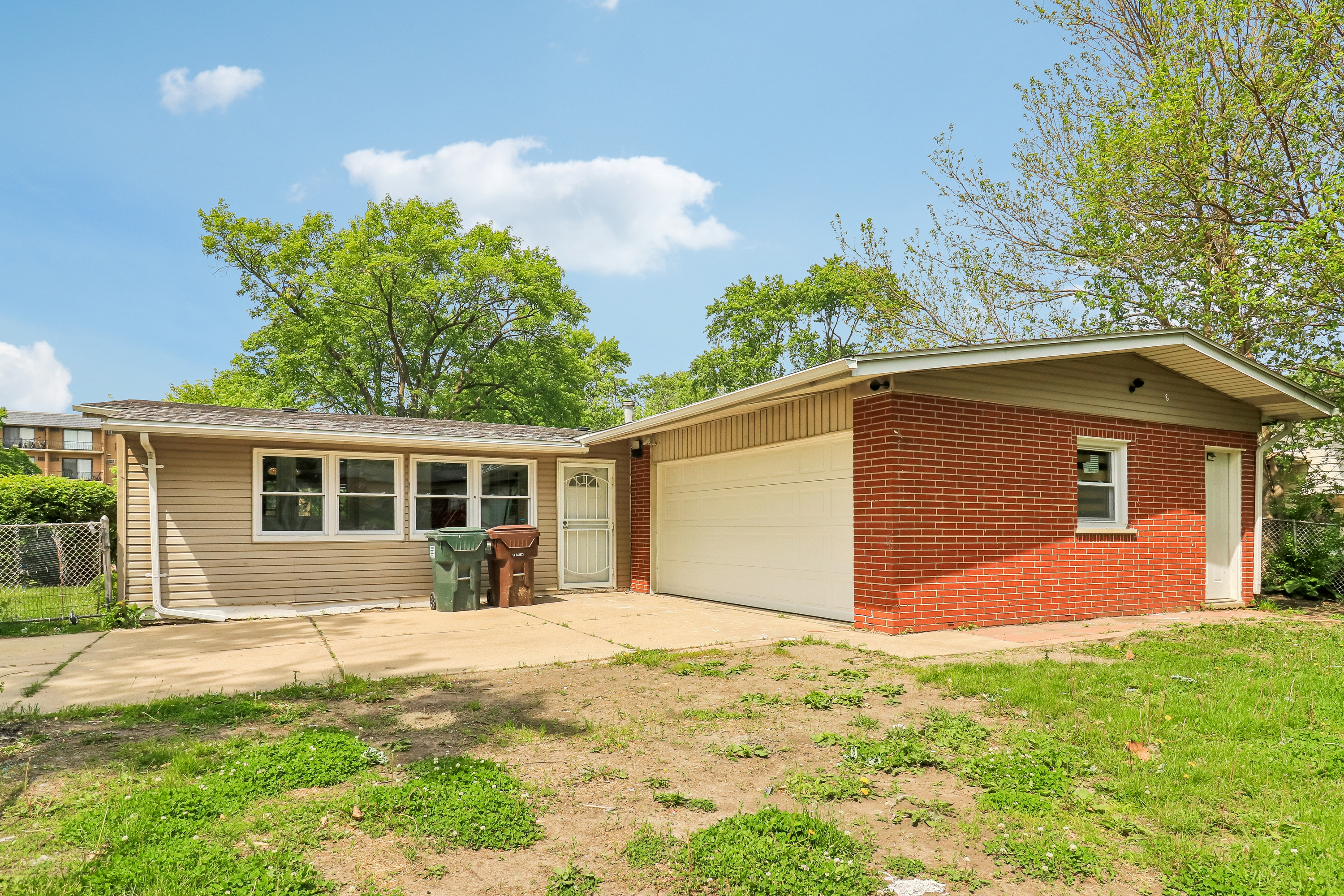 Photo 5 of 37 of 840 W Arquilla Dr, Glenwood, IL