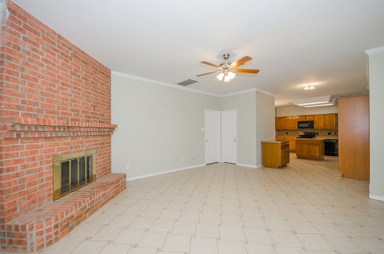 Photo 10 of 28 - 1628 Chapman St, Cedar Hill, TX 75104