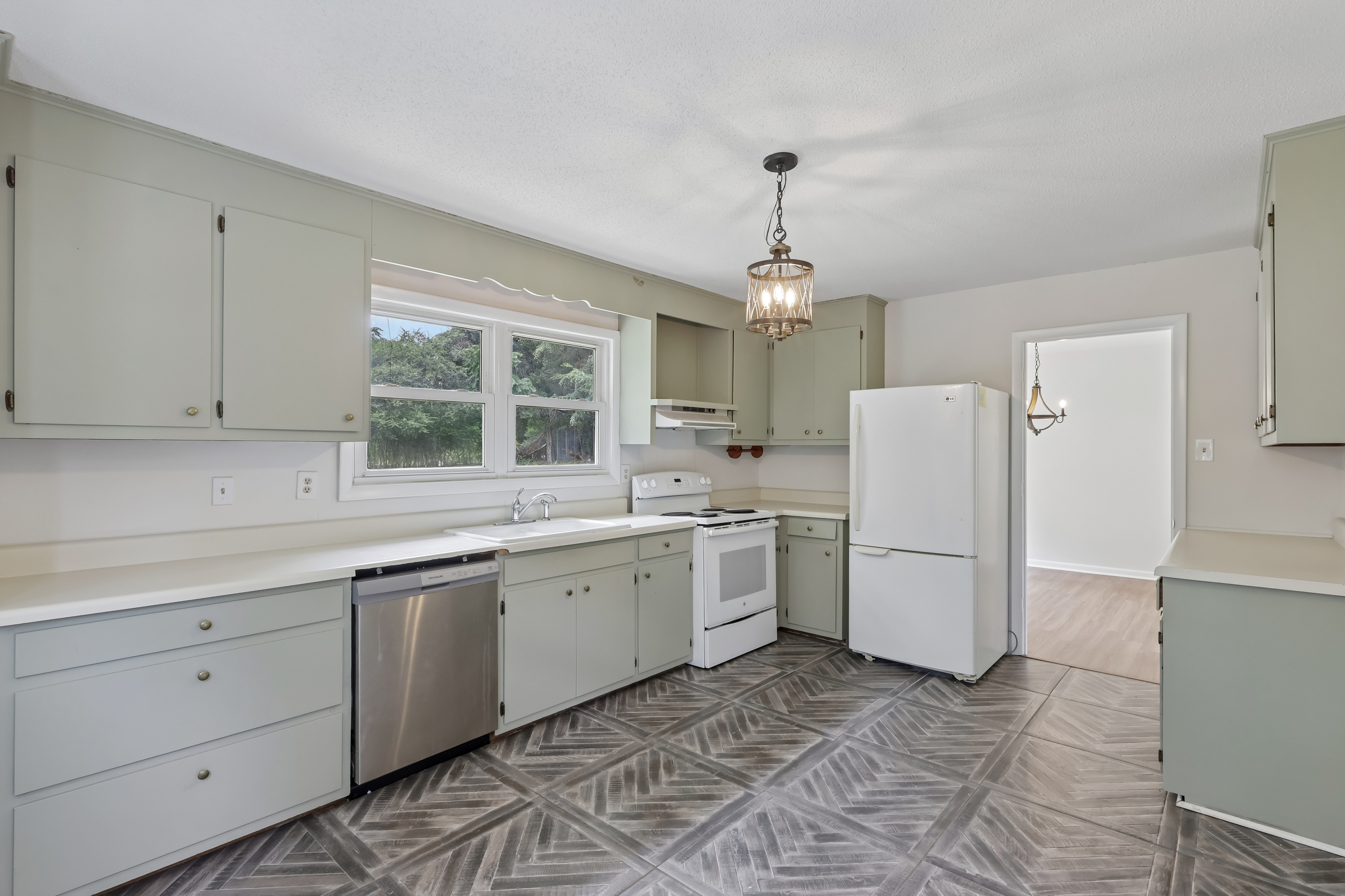 Photo 2 of 31 of 33269 Courtland Dr, Albemarle, NC