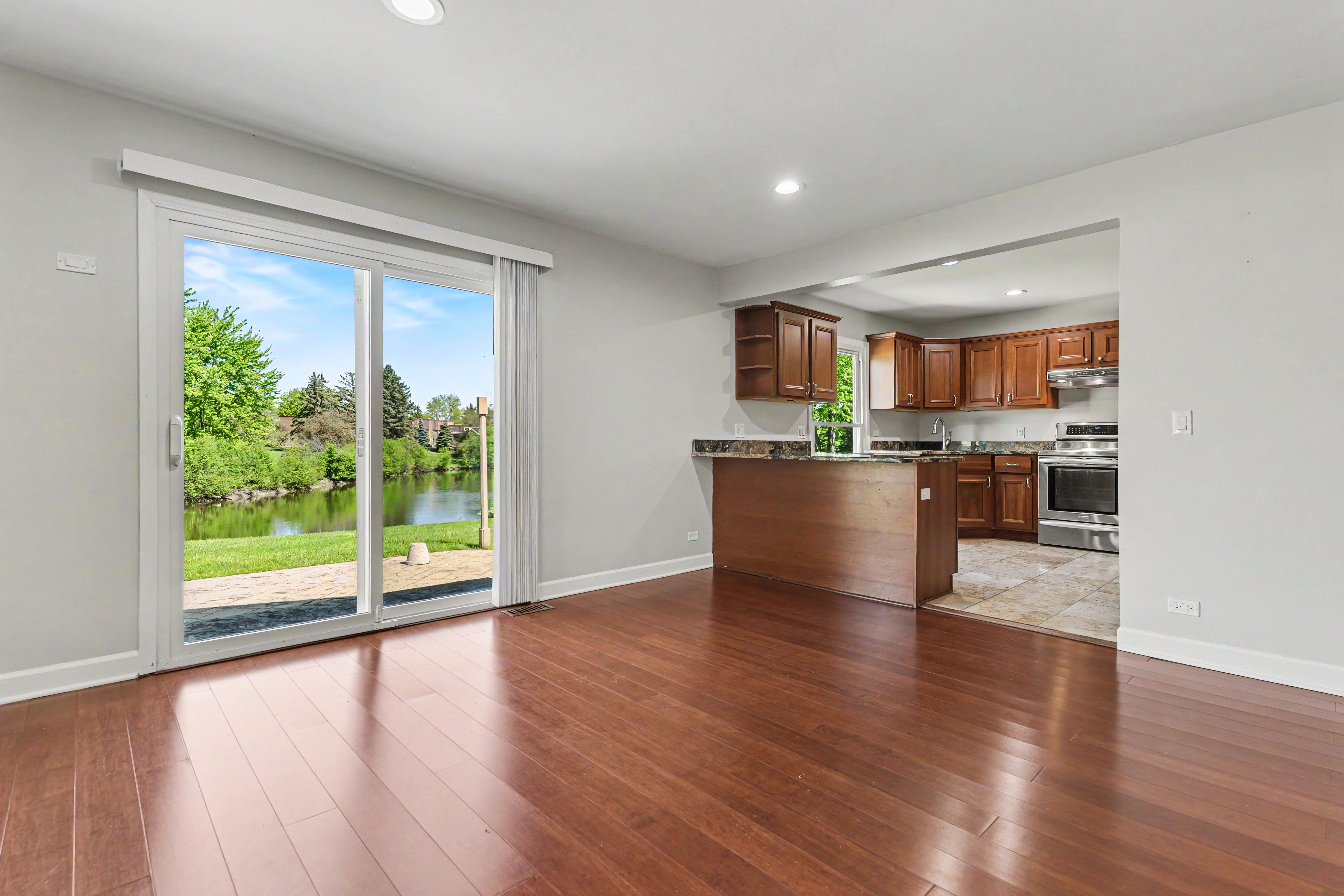 Photo 8 of 16 of 8 Greenvale Rd SE, Vernon Hills, IL