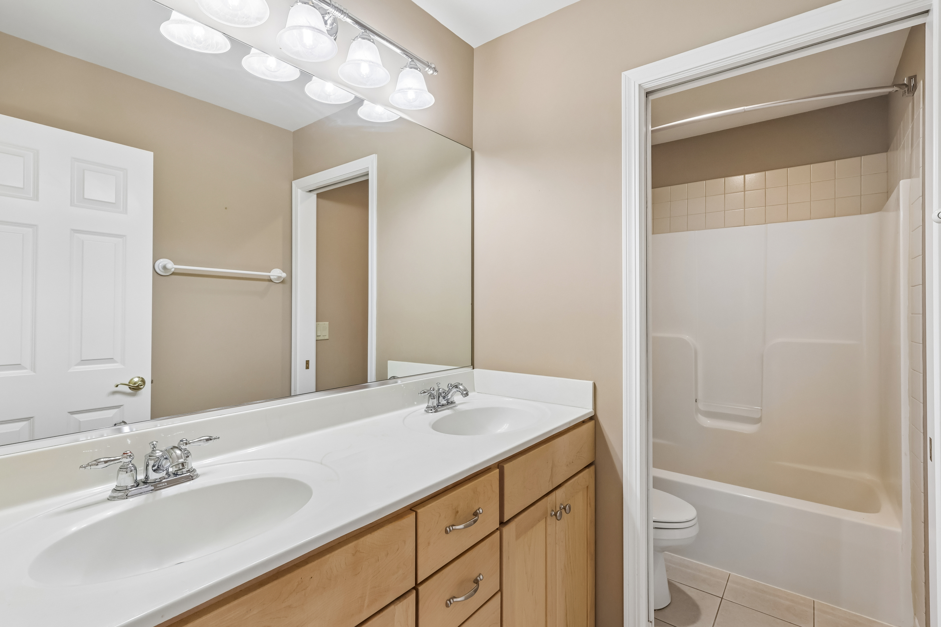 Photo 6 of 41 of 426 Heatherwood Dr, Oswego, IL