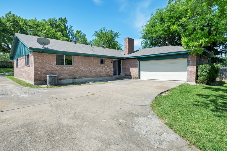 Photo 26 of 29 - 429 Kathy Dr, Desoto, TX 75115