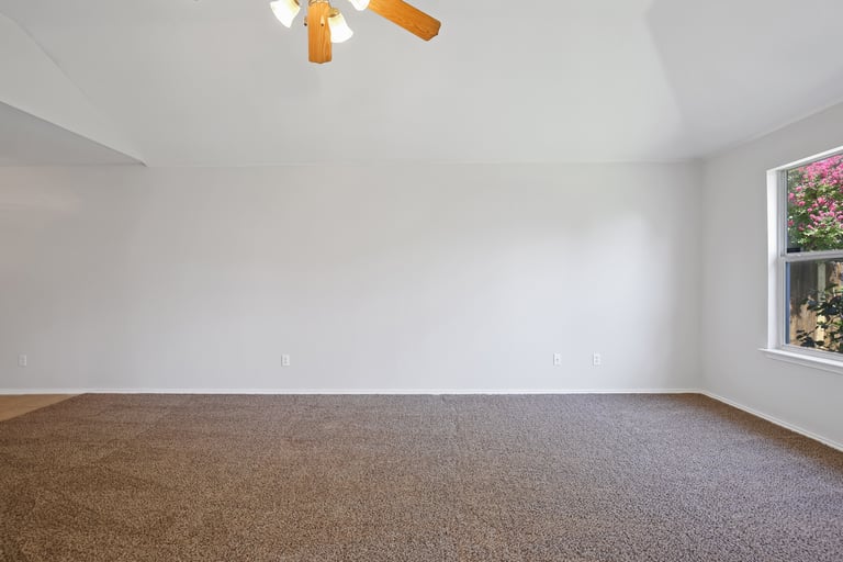 Photo 9 of 26 - 9812 Parkmere Dr, Fort Worth, TX 76108
