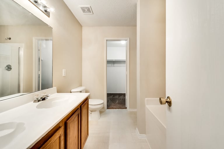Photo 23 of 37 - 1436 Daisy Dr, Lancaster, TX 75134