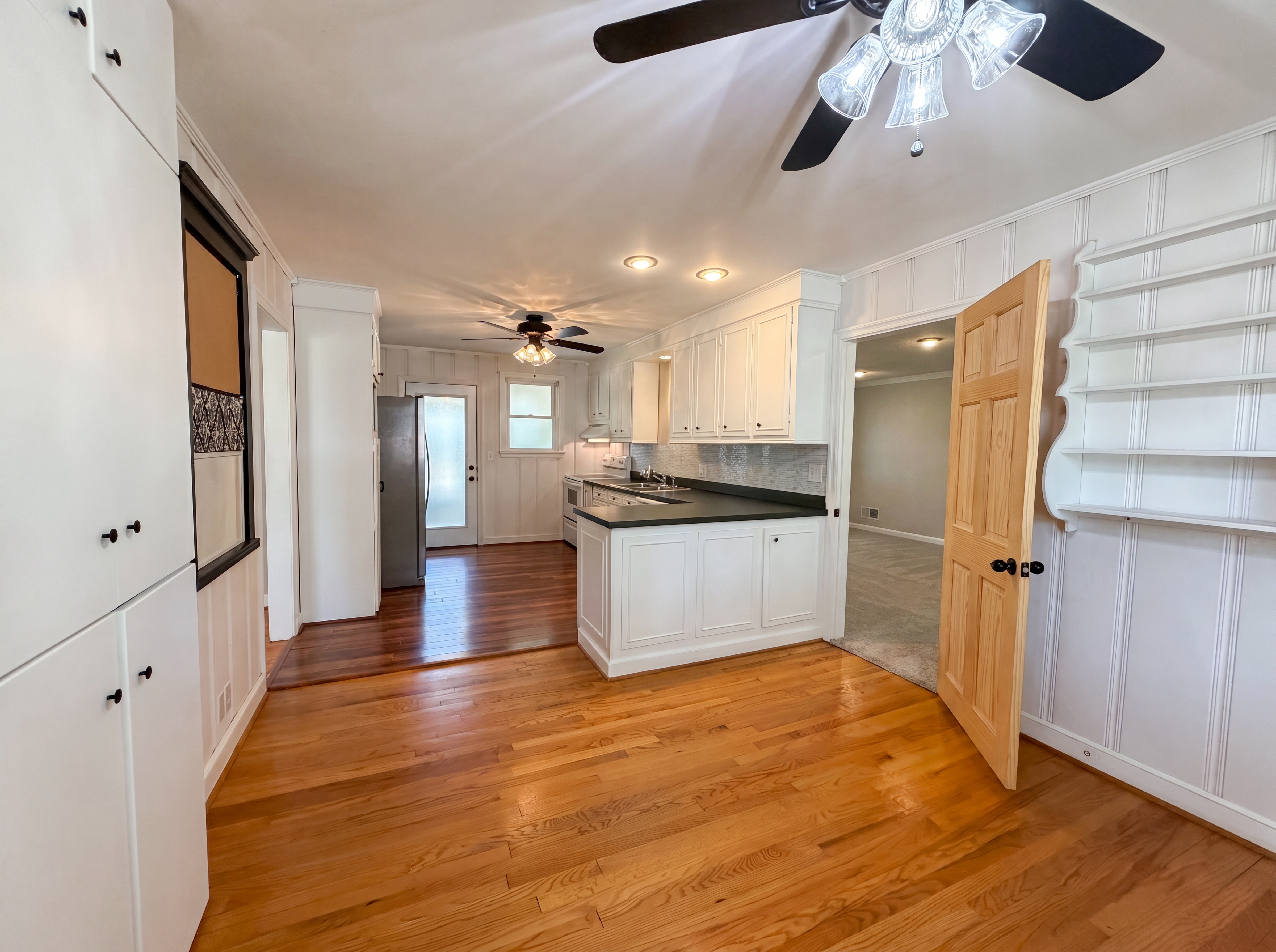 Photo 7 of 20 of 3006 Hilldale Rd, West Columbia, SC