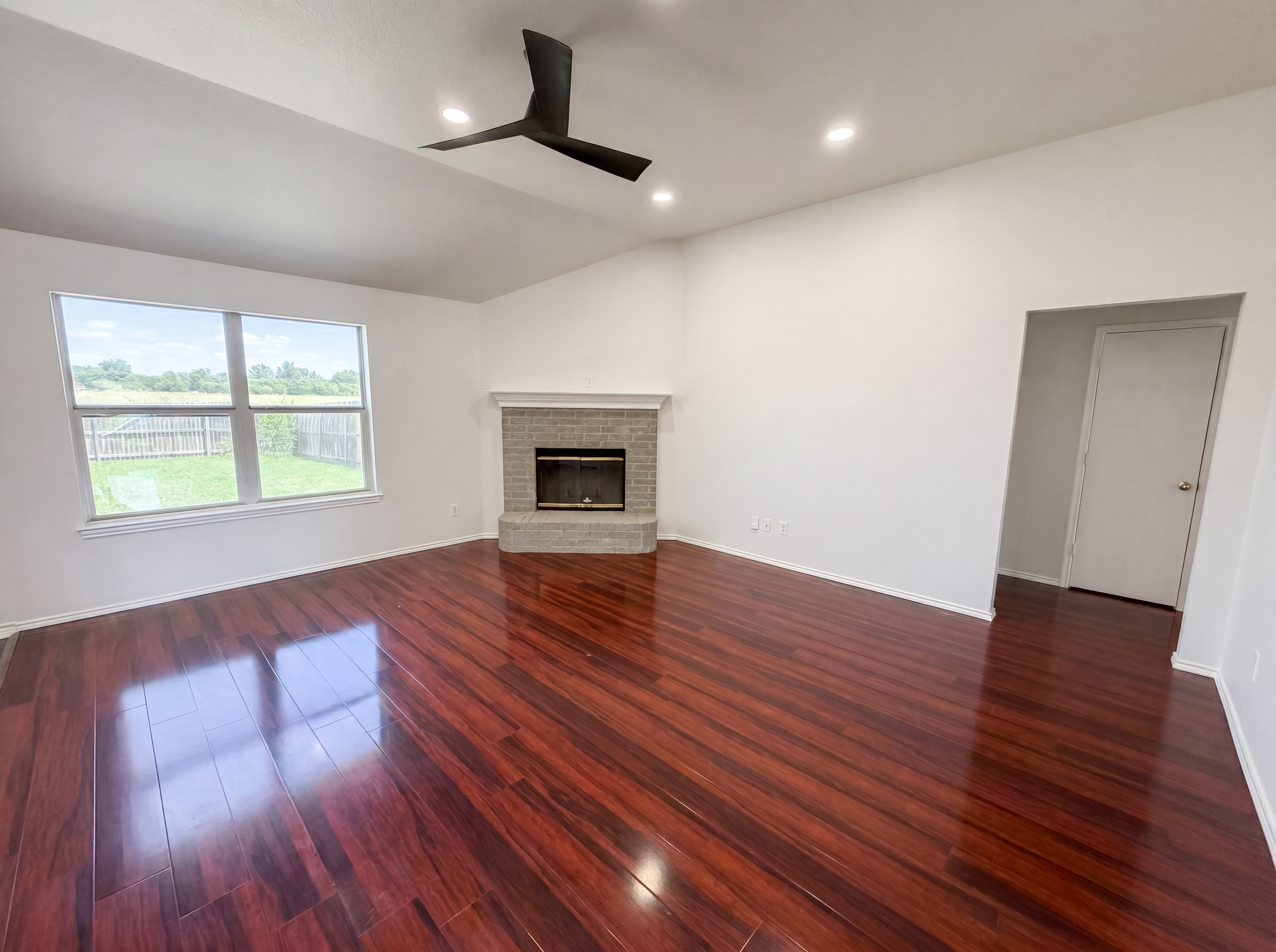 Photo 3 of 16 of 1531 Kensington Pl, Lancaster, TX