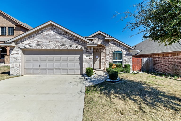 Photo 1 of 25 - 5516 Creek Hill Ln, Fort Worth, TX 76179