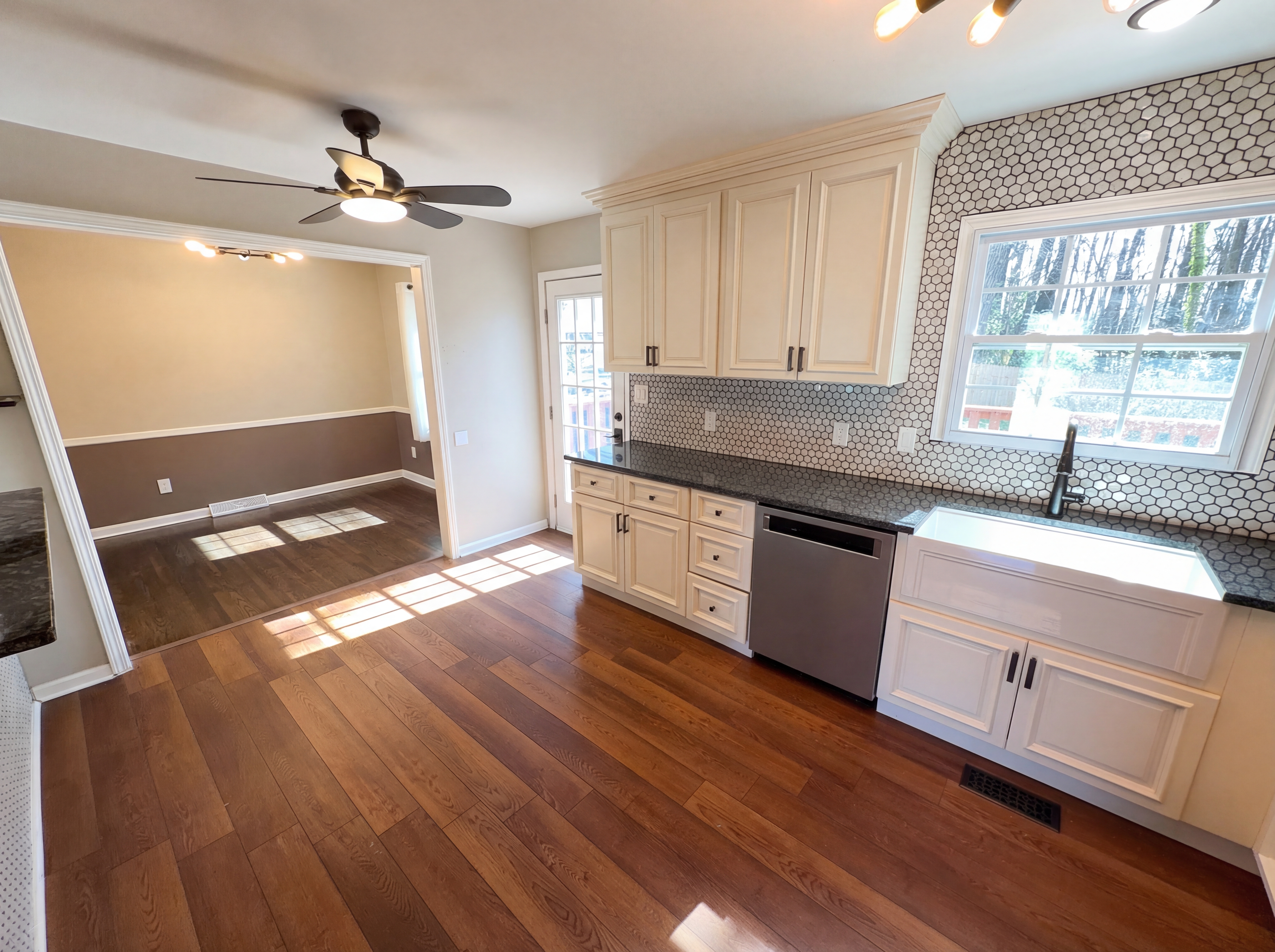 Photo 13 of 31 of 7700 Meadowdale Ln, Charlotte, NC