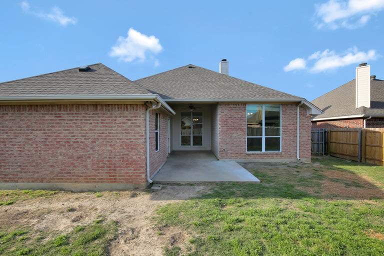 Photo 5 of 26 - 9029 River Falls Dr, Fort Worth, TX 76118